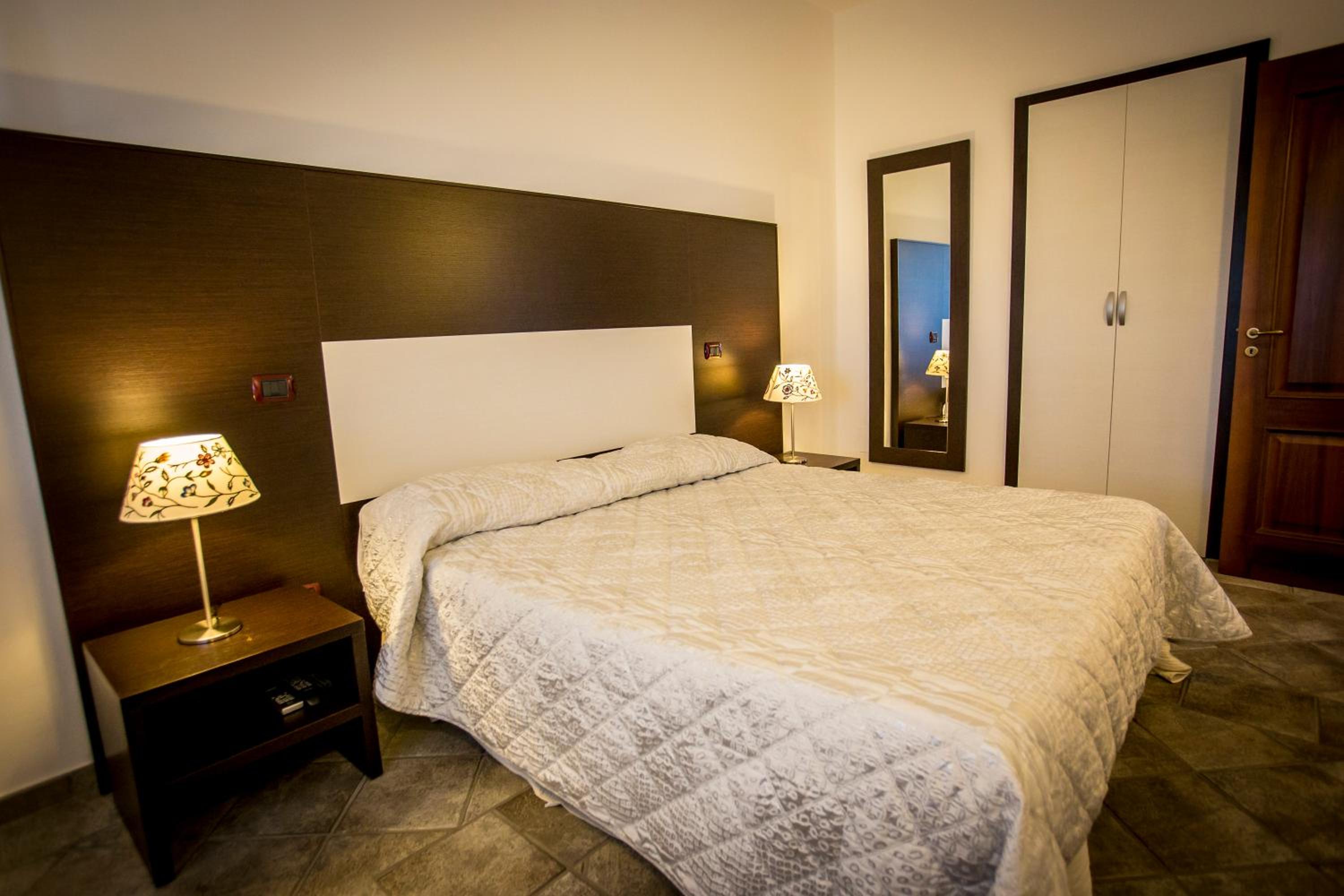 One-Bedroom Apartment - Photo 1