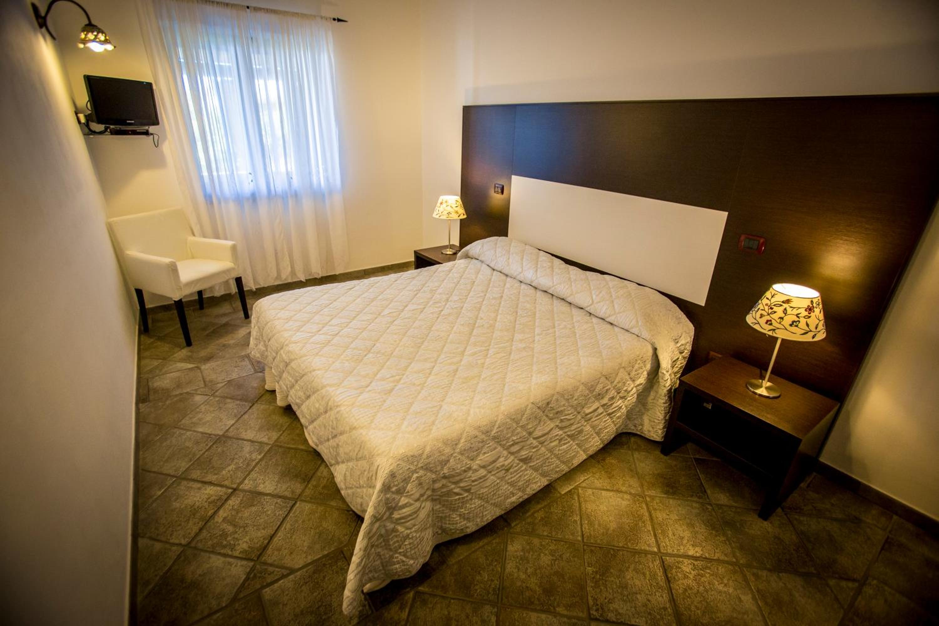 One-Bedroom Apartment - Photo 4