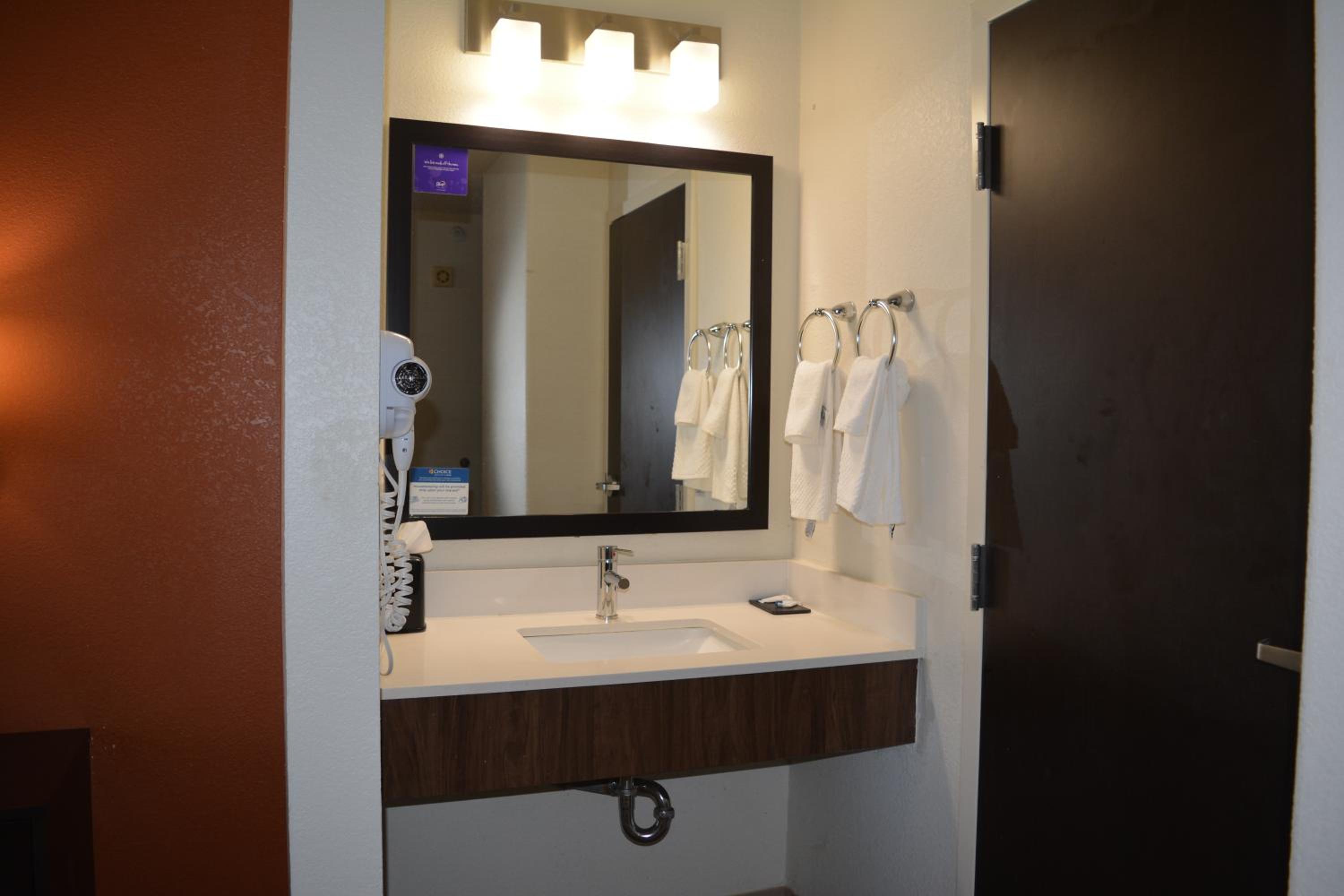 Queen Room - Non-Smoking - Photo 4