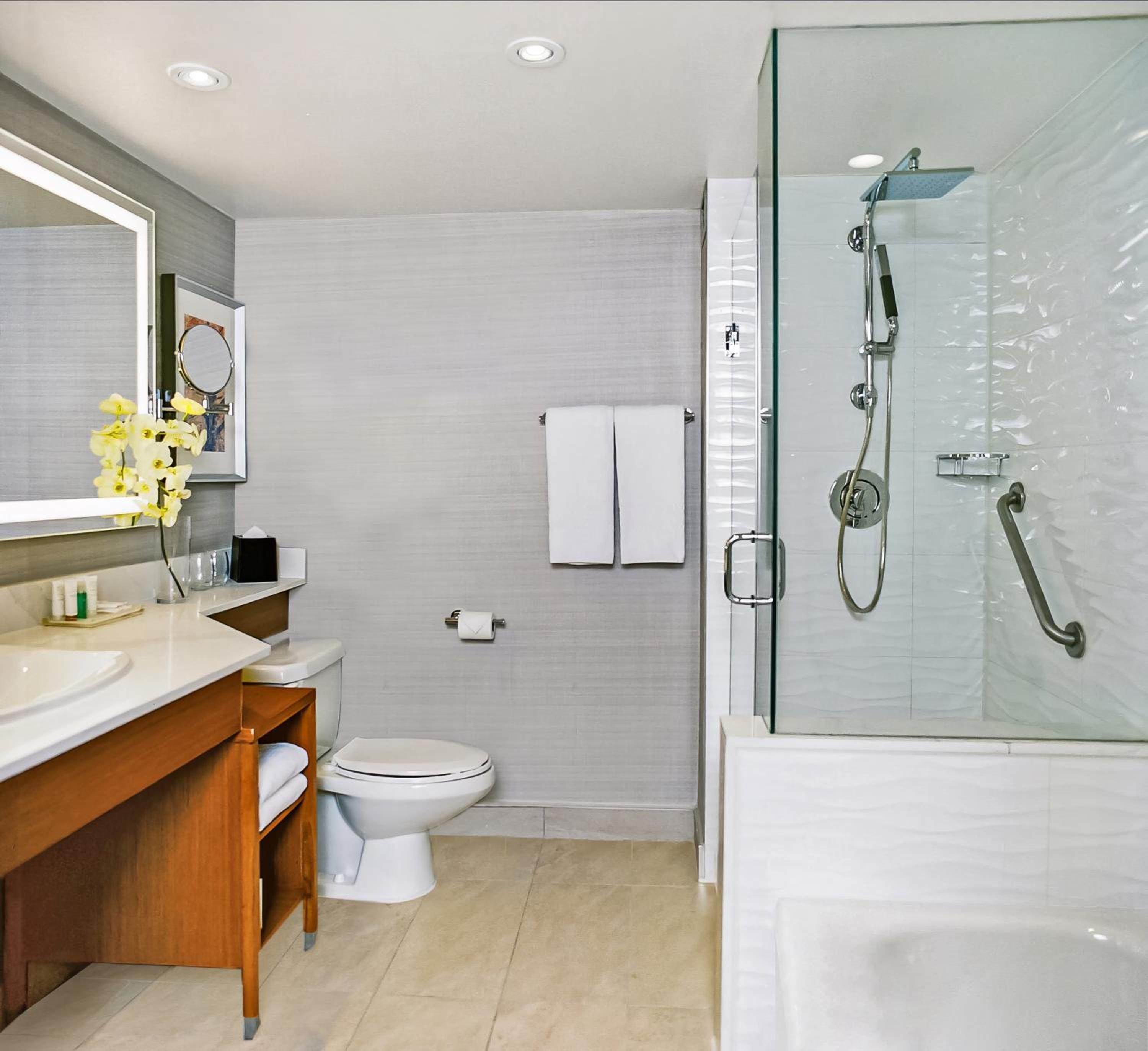 Premium Queen Room with Two Queen Beds, Additional Living Area and Ravine View - Photo 2