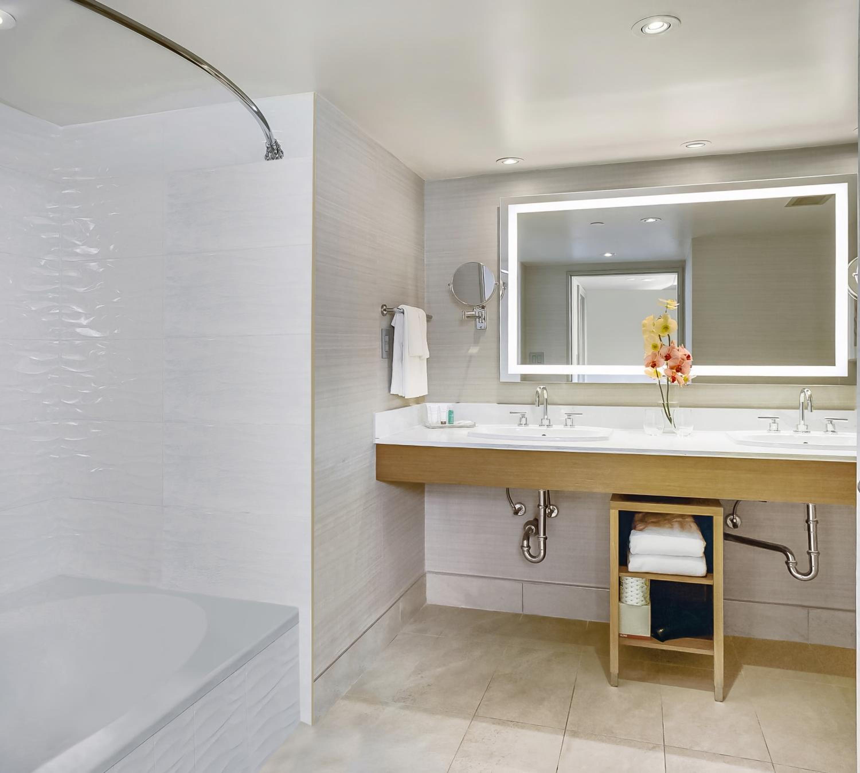 Junior Suite with King Bed and Ravine View - Photo 2