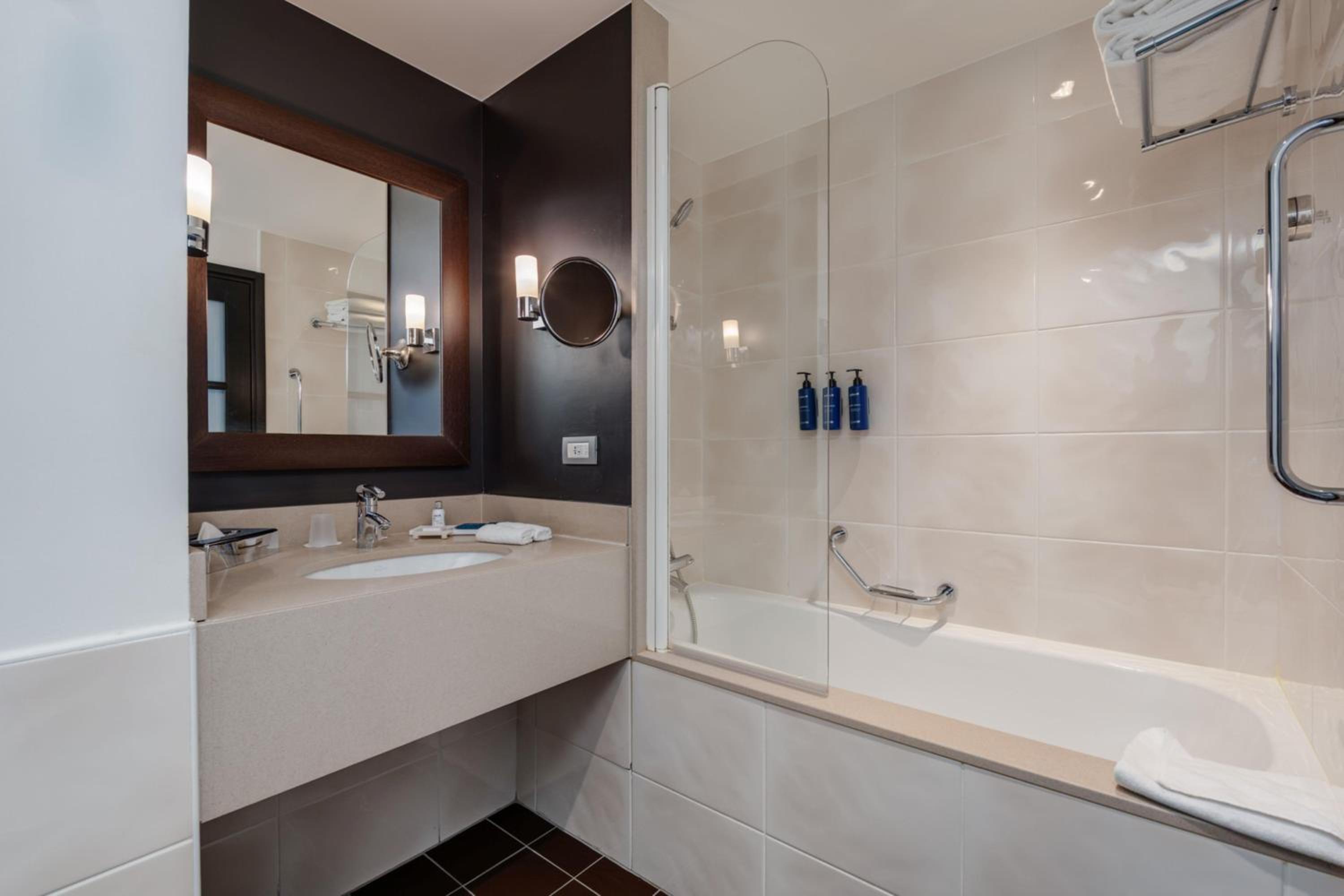 Deluxe King Room - Photo 3