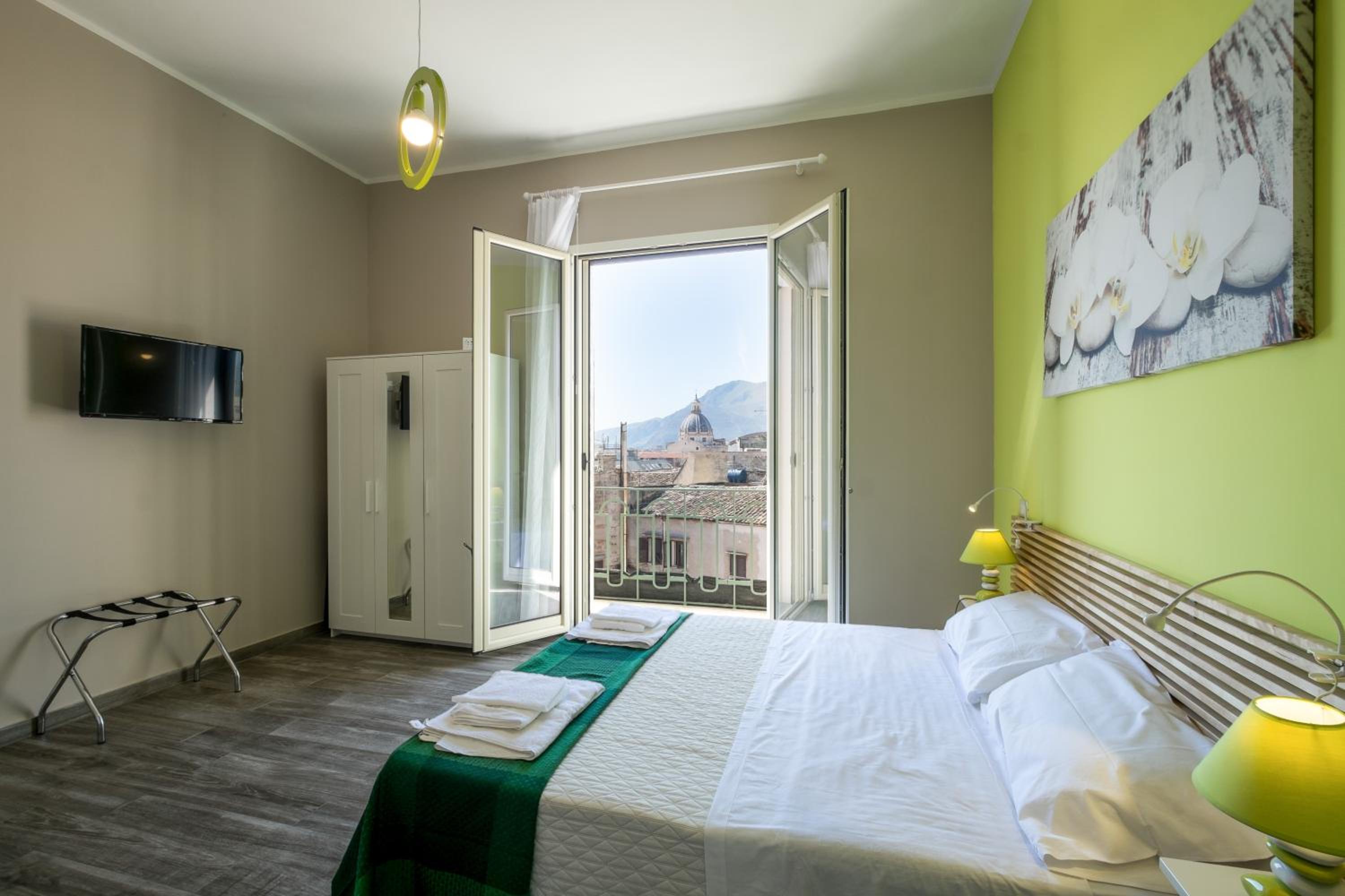 King Room with Balcony - Photo 4