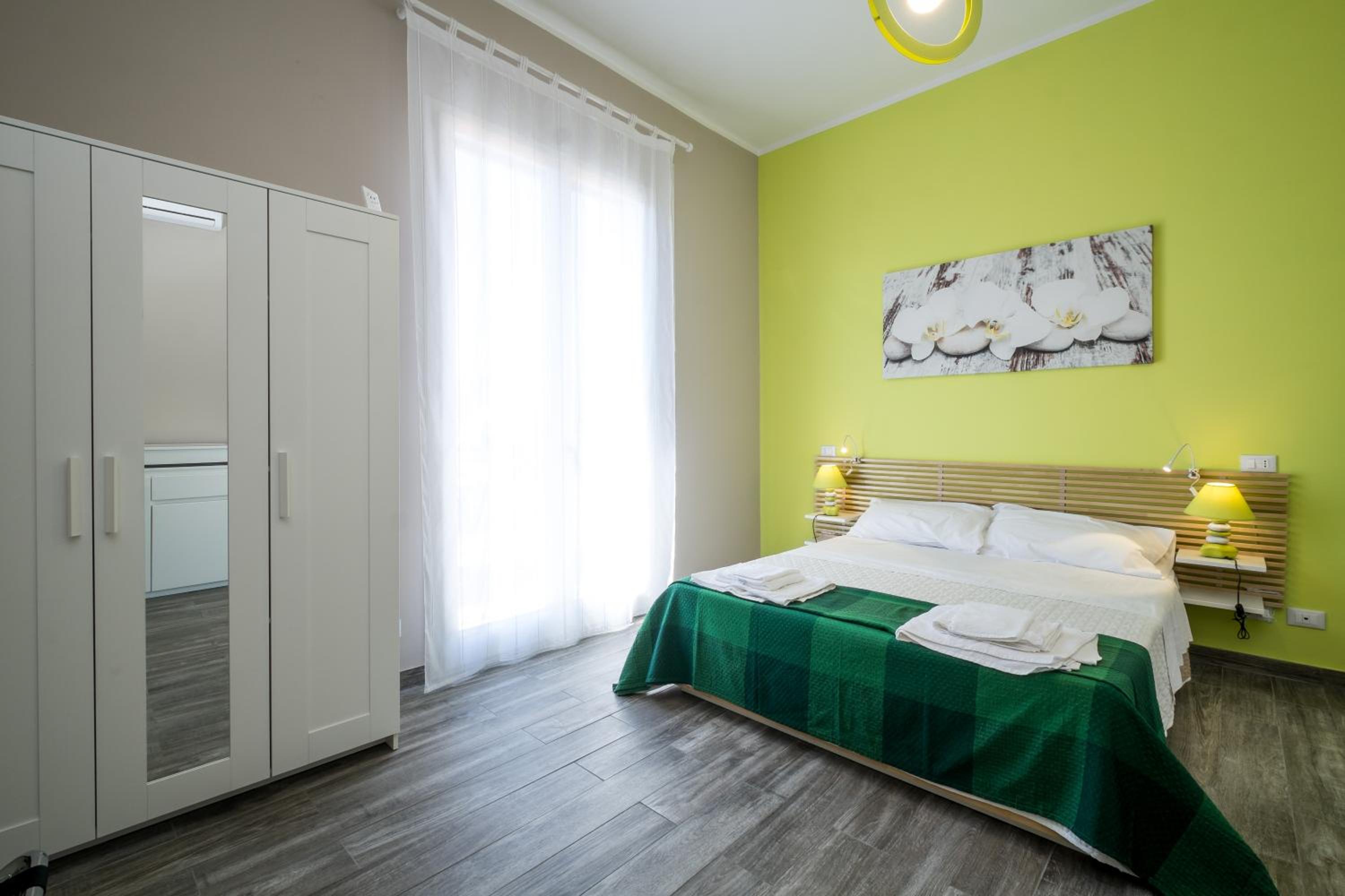 King Room with Balcony - Photo 21