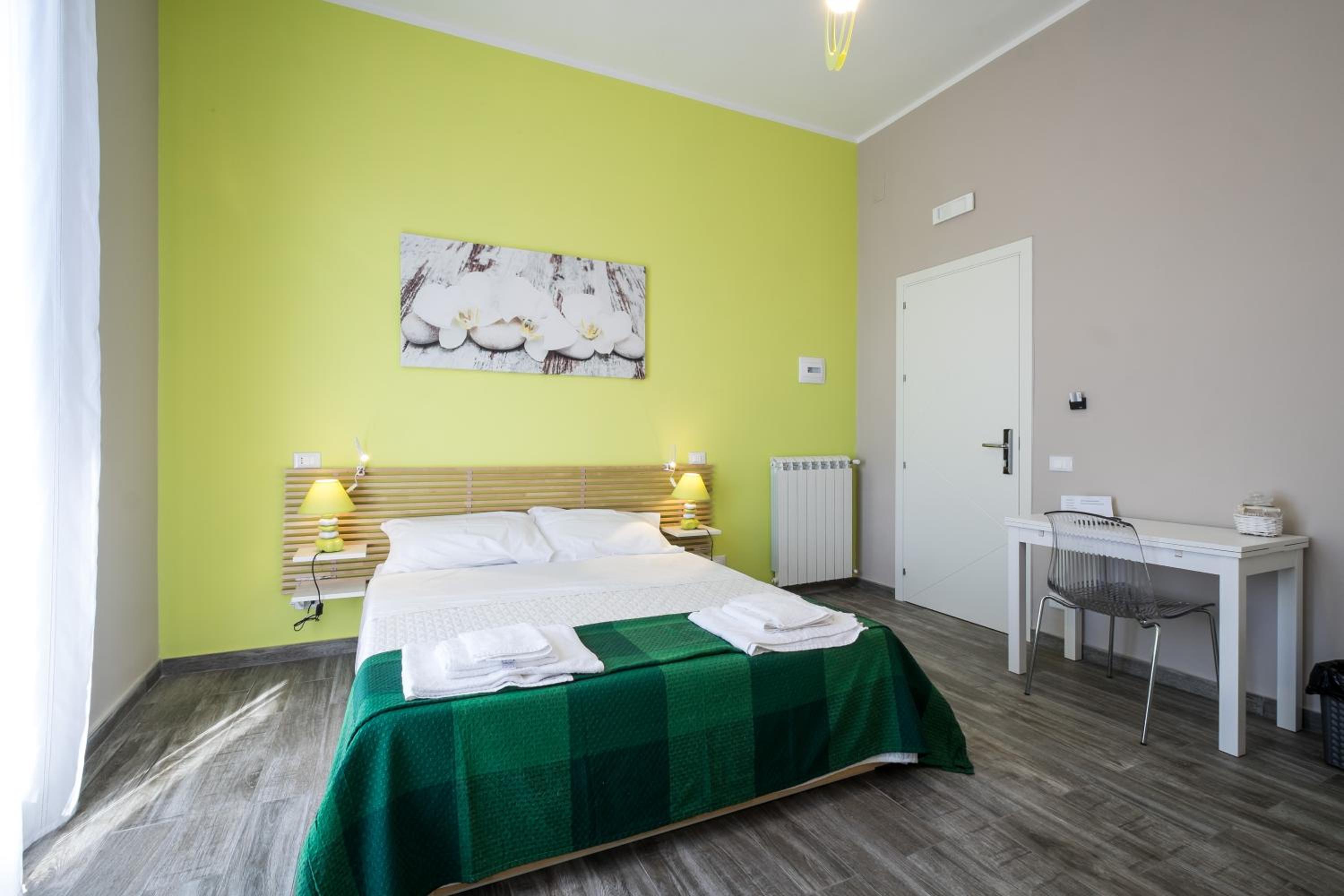 King Room with Balcony - Photo 8