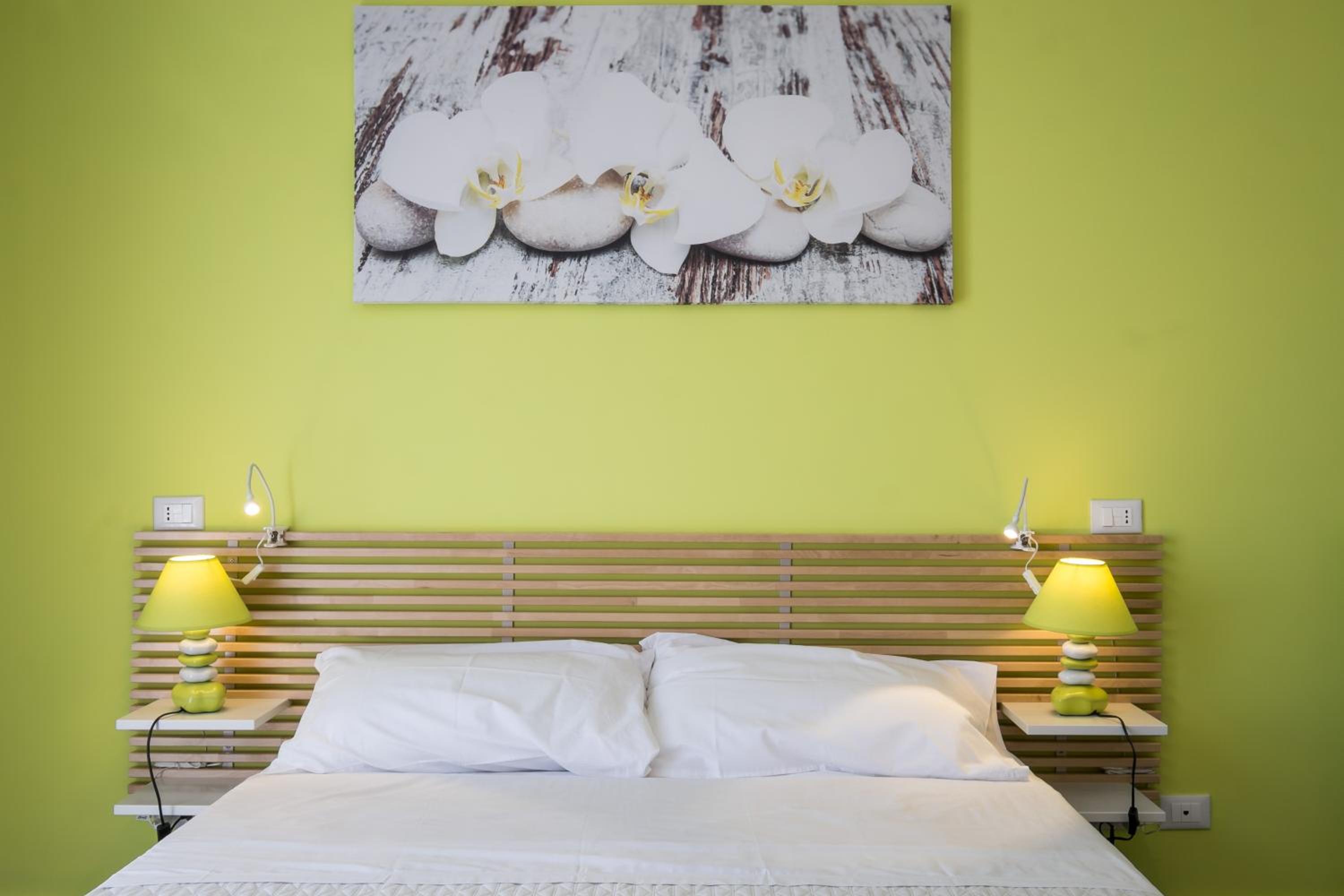 King Room with Balcony - Photo 7