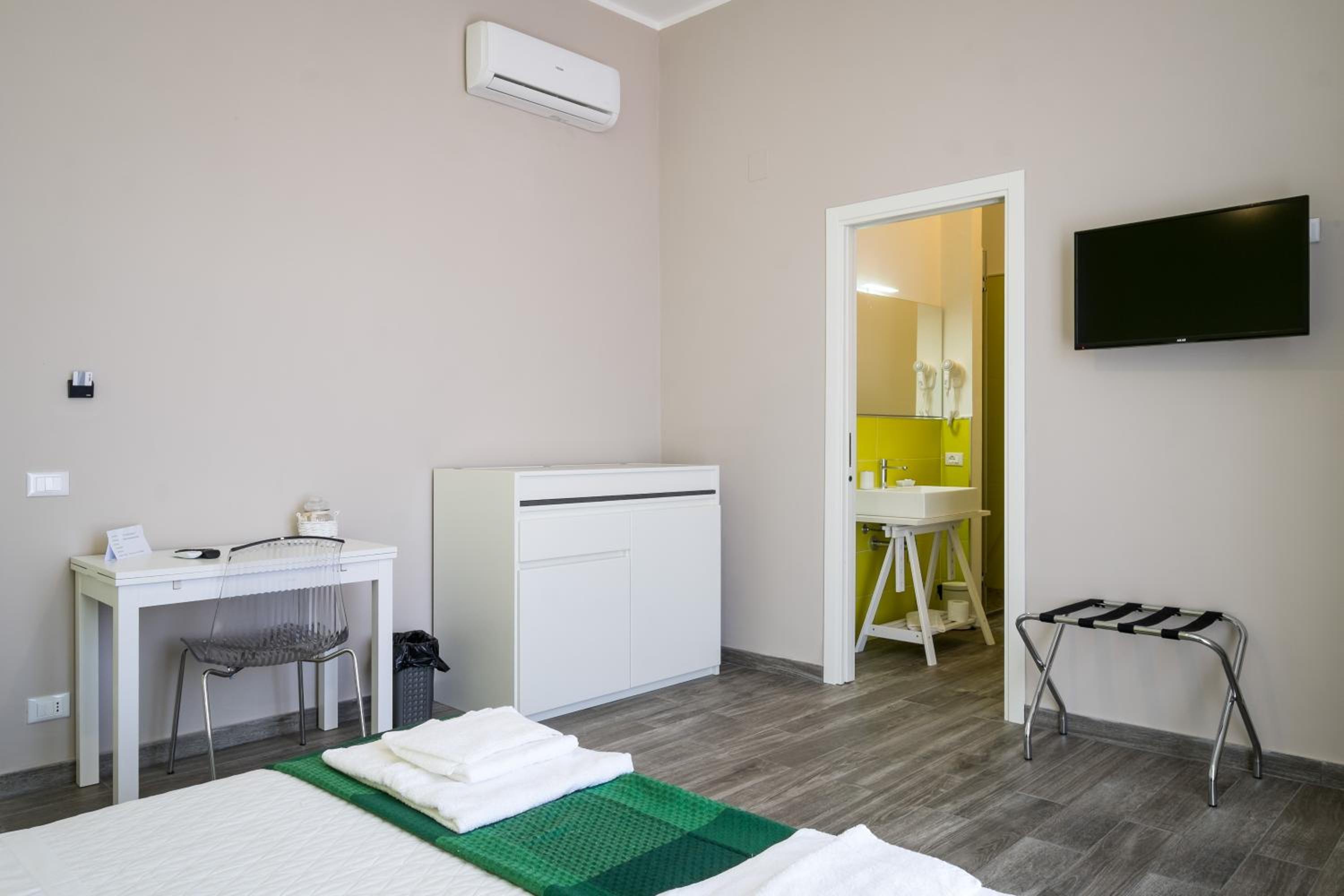 King Room with Balcony - Photo 20