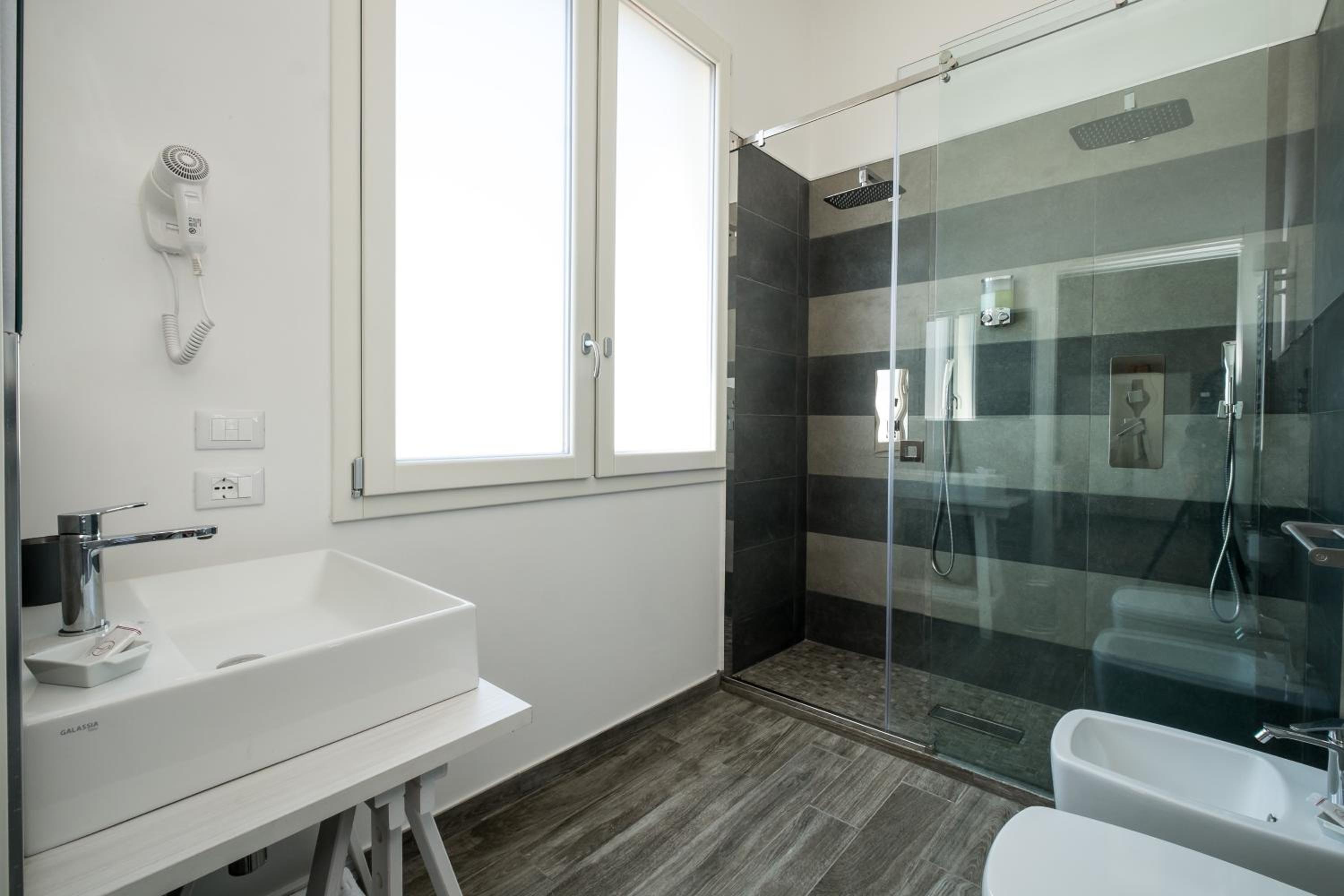 Luxury Quadruple Room - Photo 16