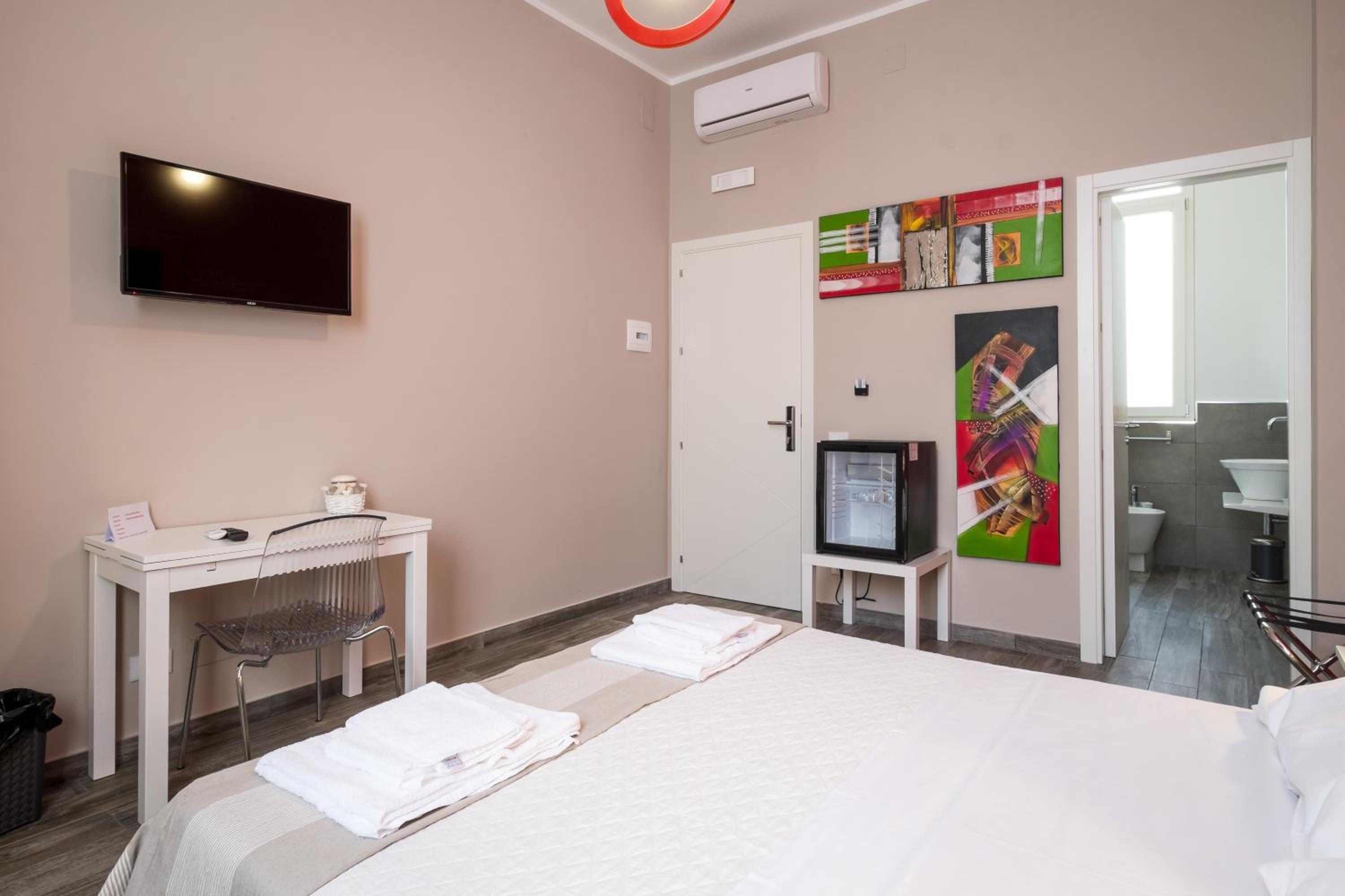 Standard King Room - Photo 8