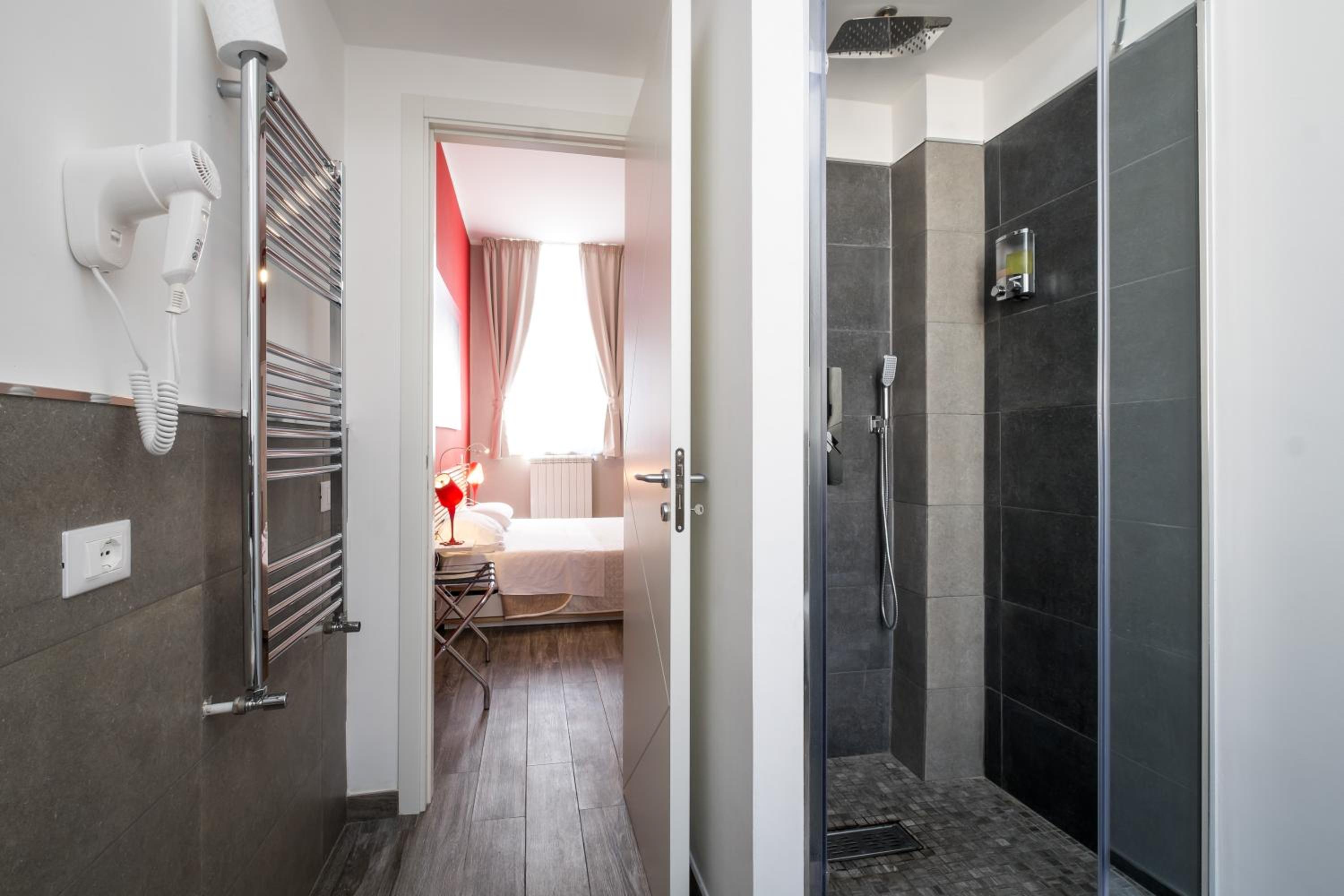 Standard King Room - Photo 17