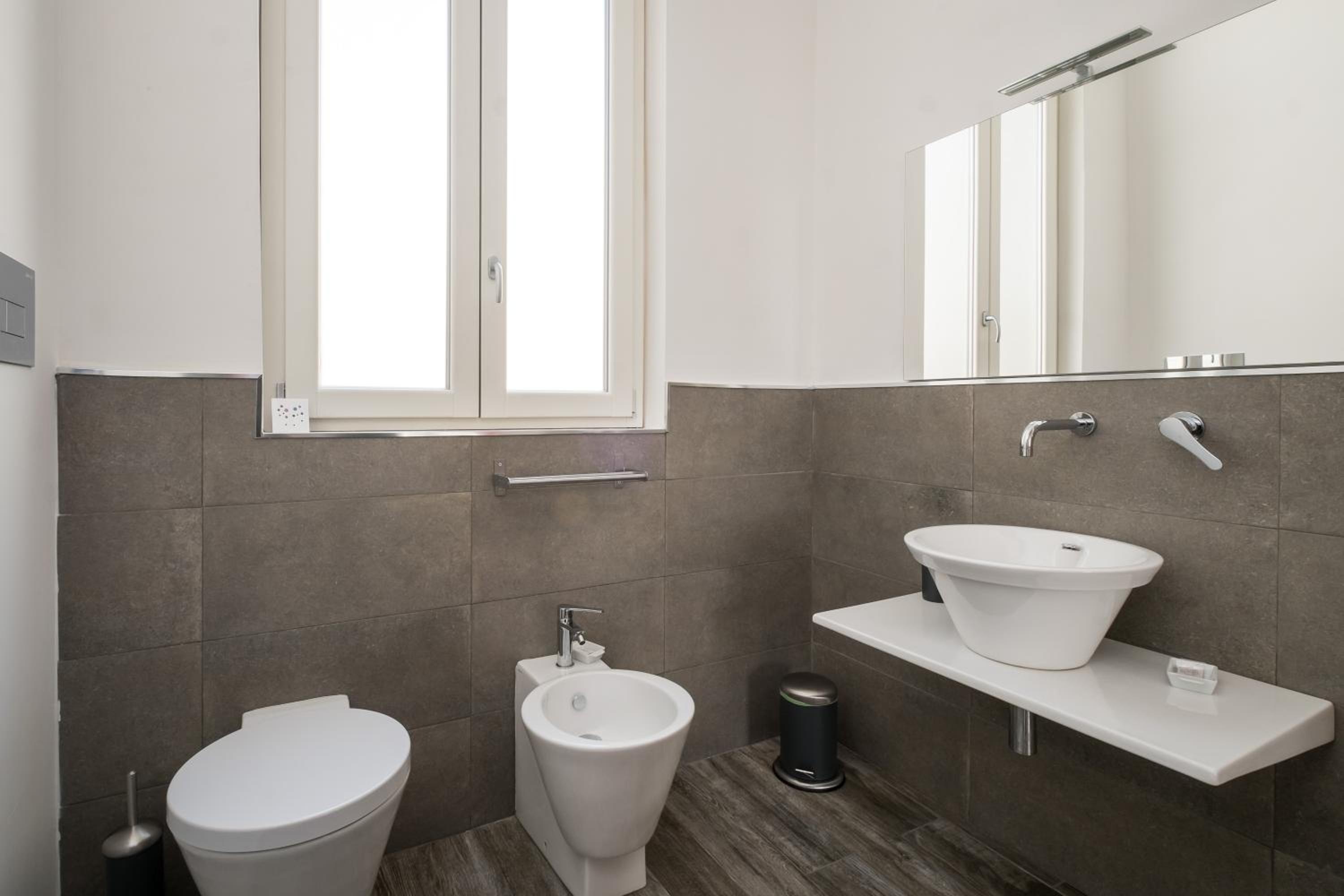 Standard King Room - Photo 16