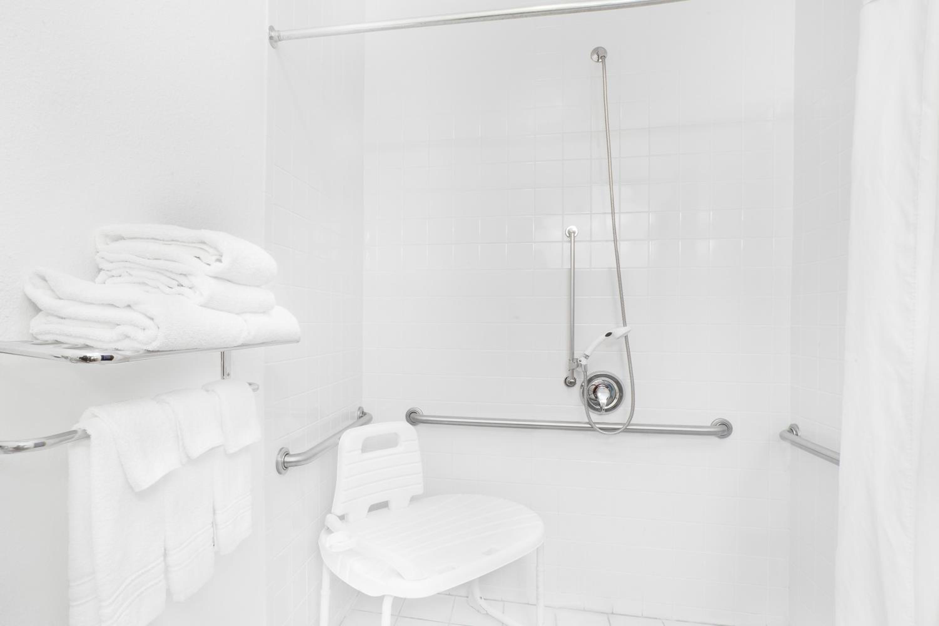 King Room with Bath Tub - Mobility/Hearing Accessible - Non-Smoking - Photo 4