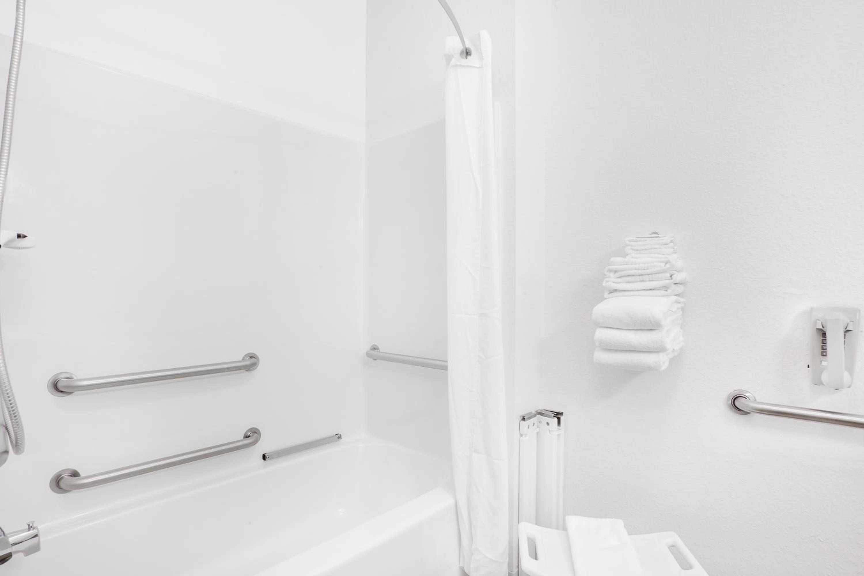 King Room with Bath Tub - Mobility/Hearing Accessible - Non-Smoking - Photo 6