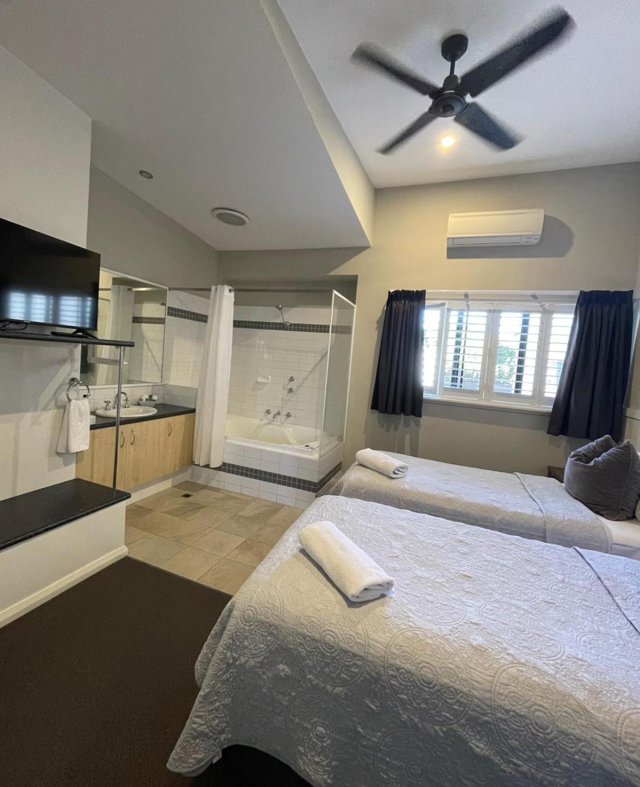 Two-Bedroom Deluxe Apartment photo 2