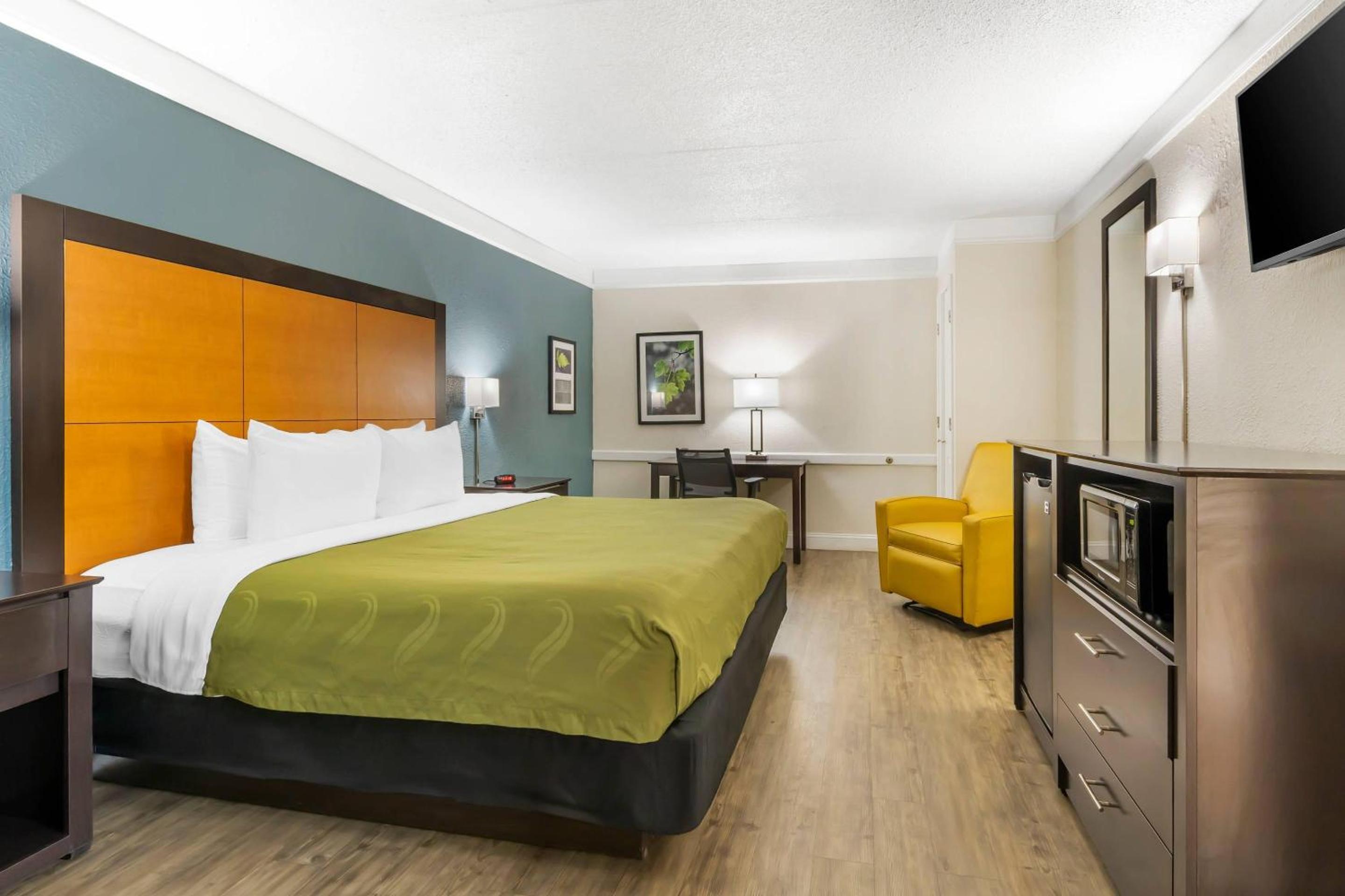King Room - Non-Smoking - Photo 1