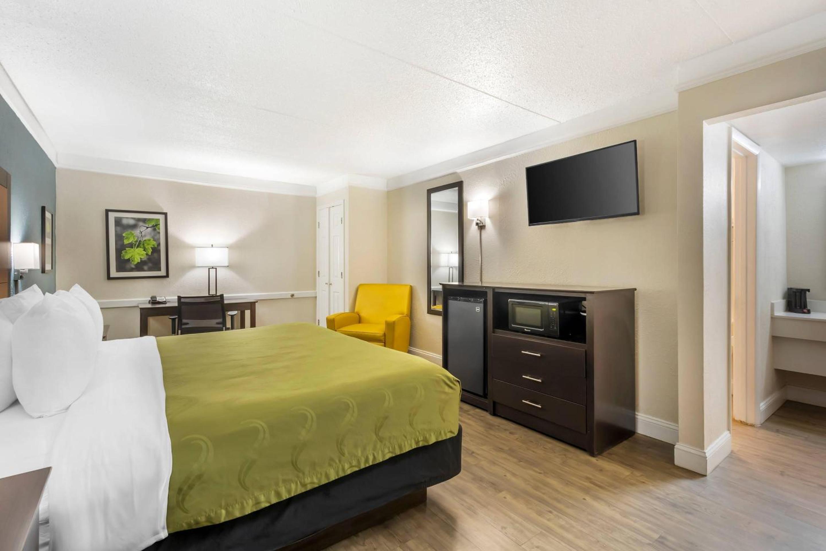 King Room - Non-Smoking - Photo 2