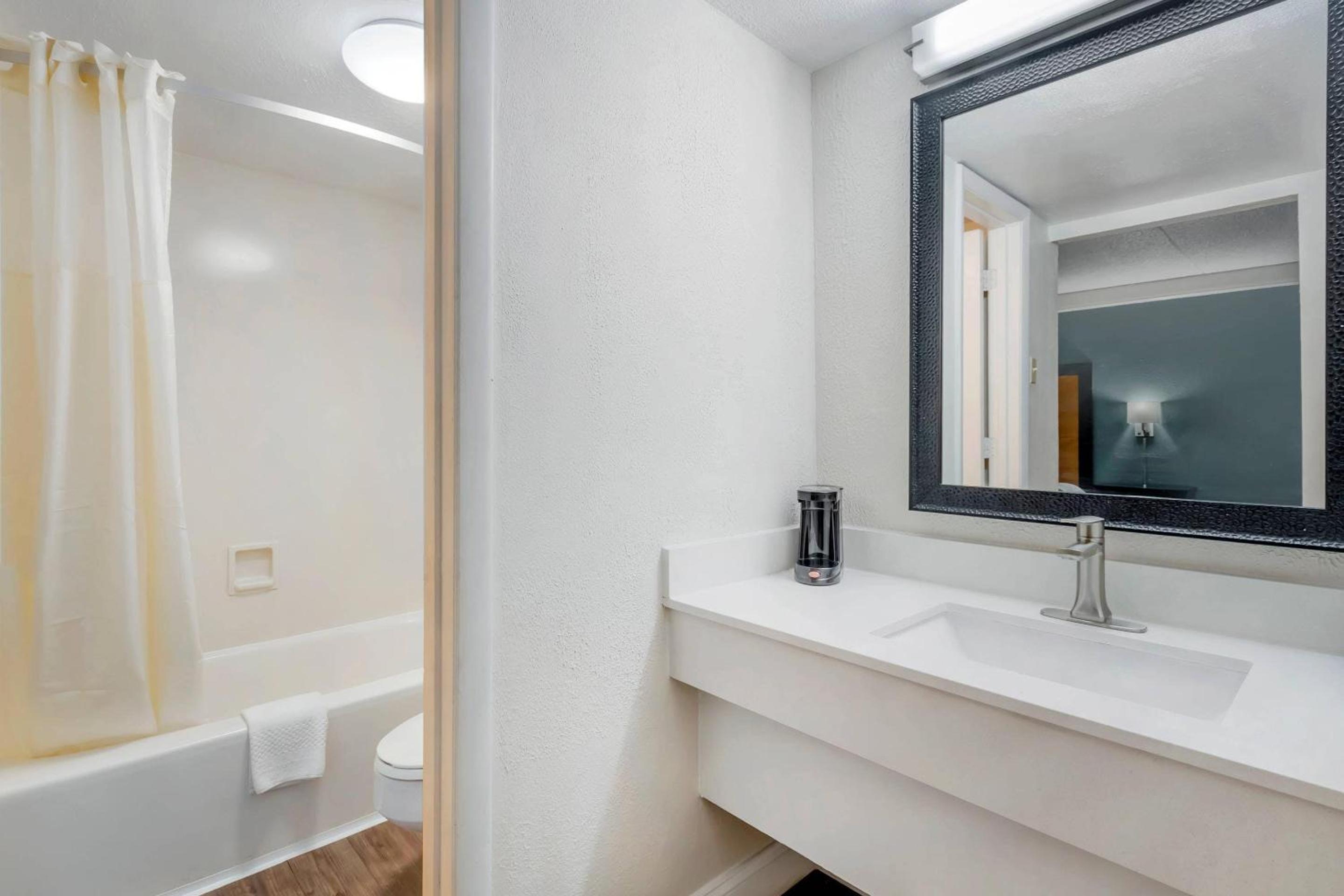 King Room - Non-Smoking - Photo 3