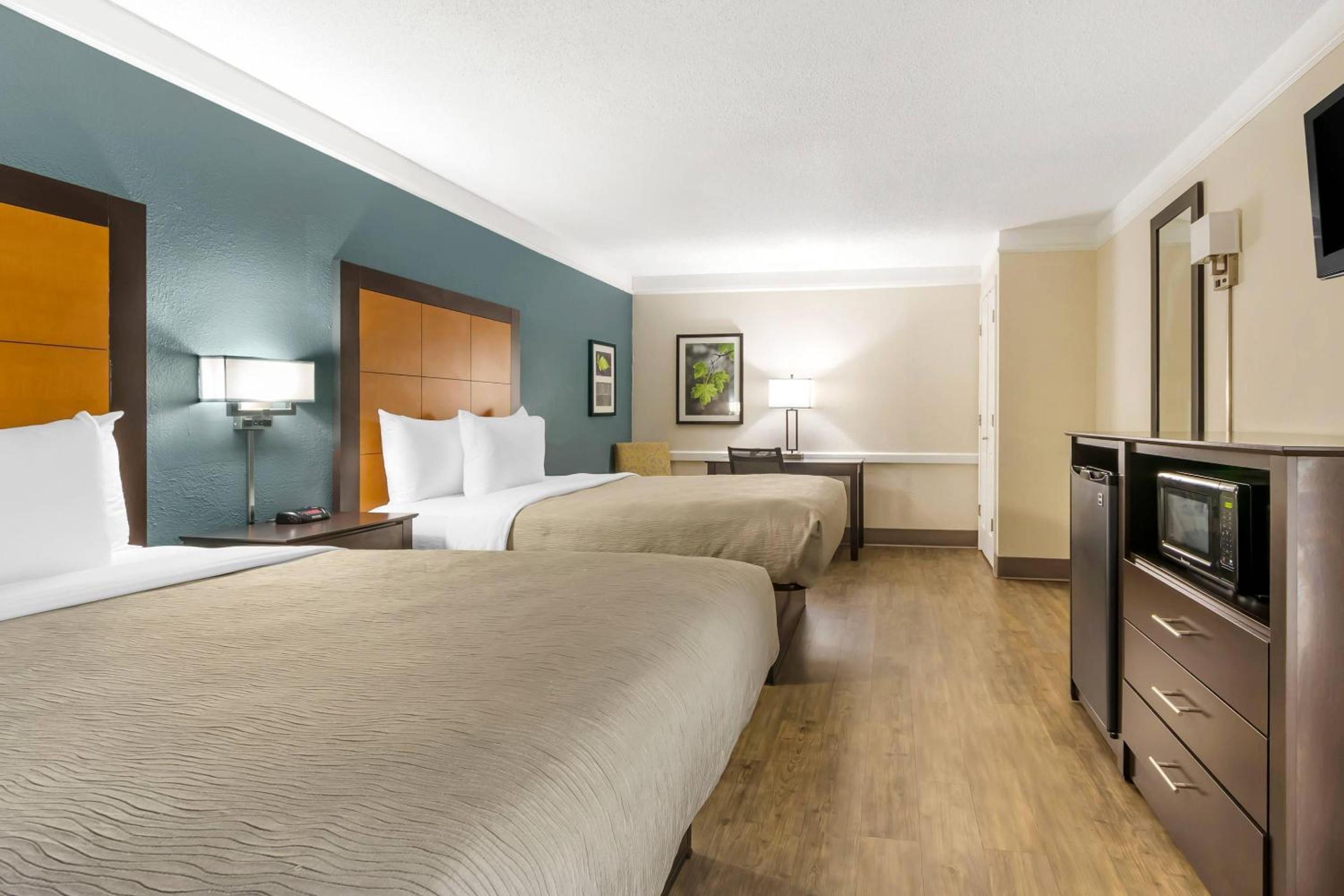 Double Room with Two Double Beds - Non-Smoking - Photo 3