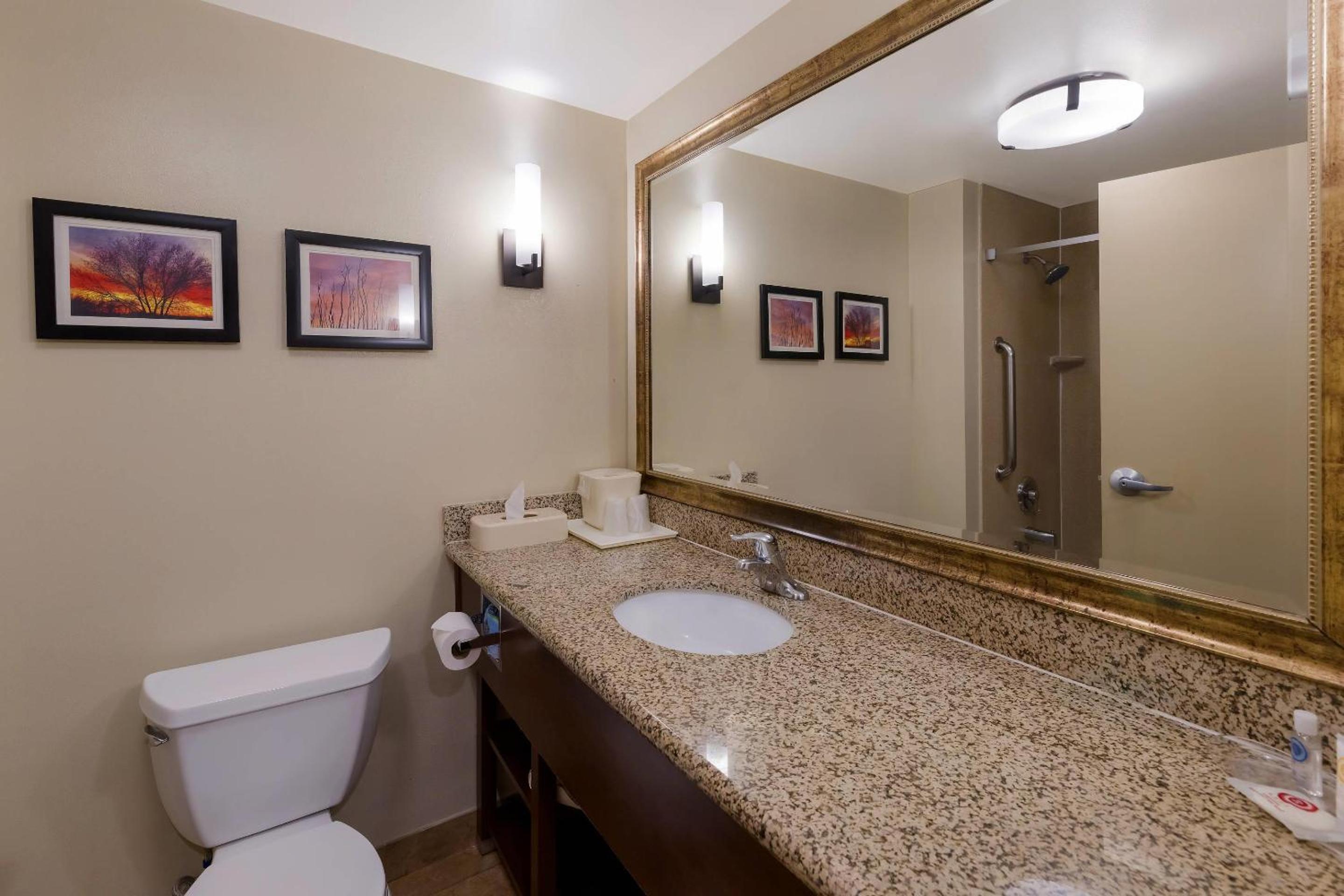 Queen Suite with Two Queen Beds photo 3