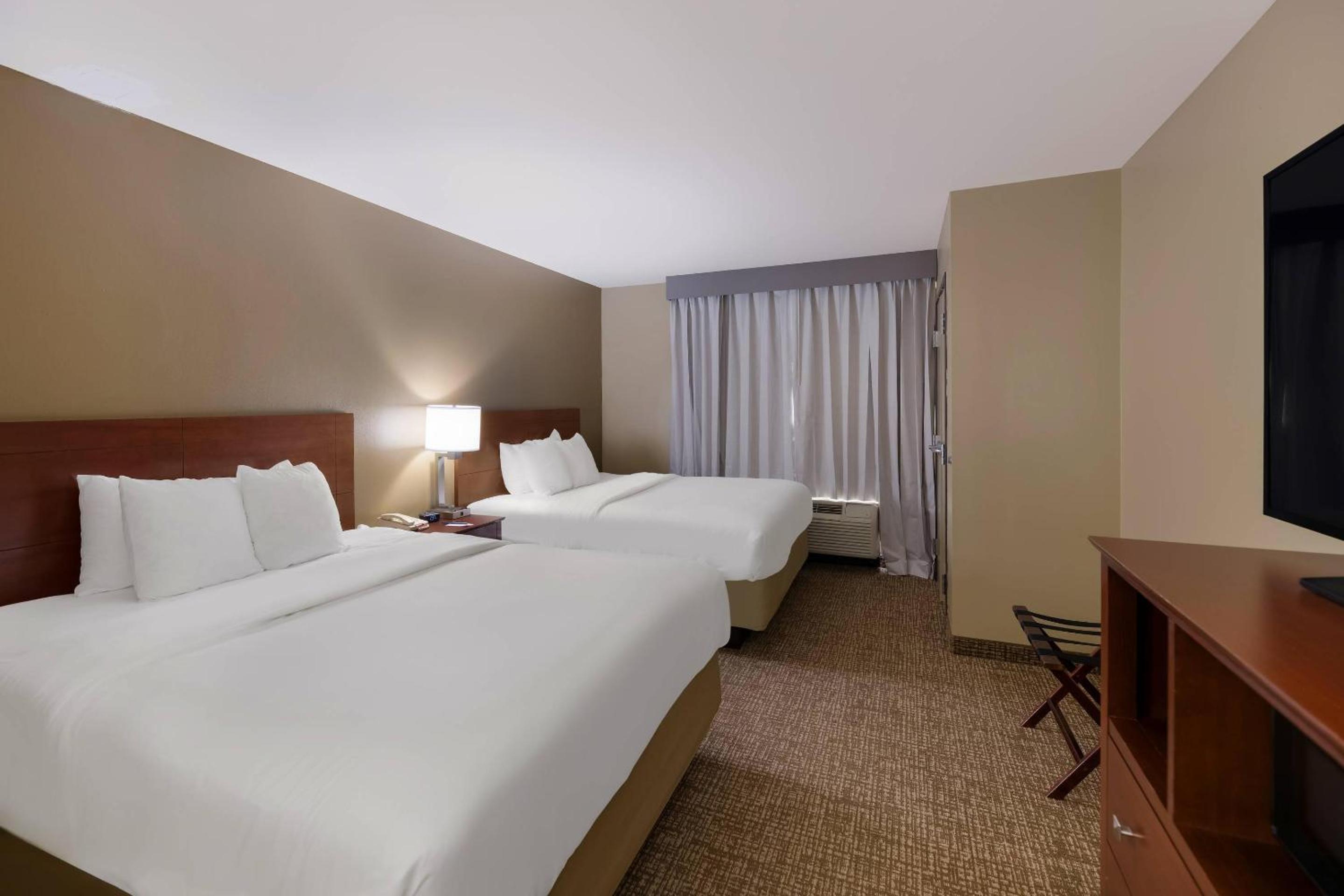Queen Suite with Two Queen Beds photo 1