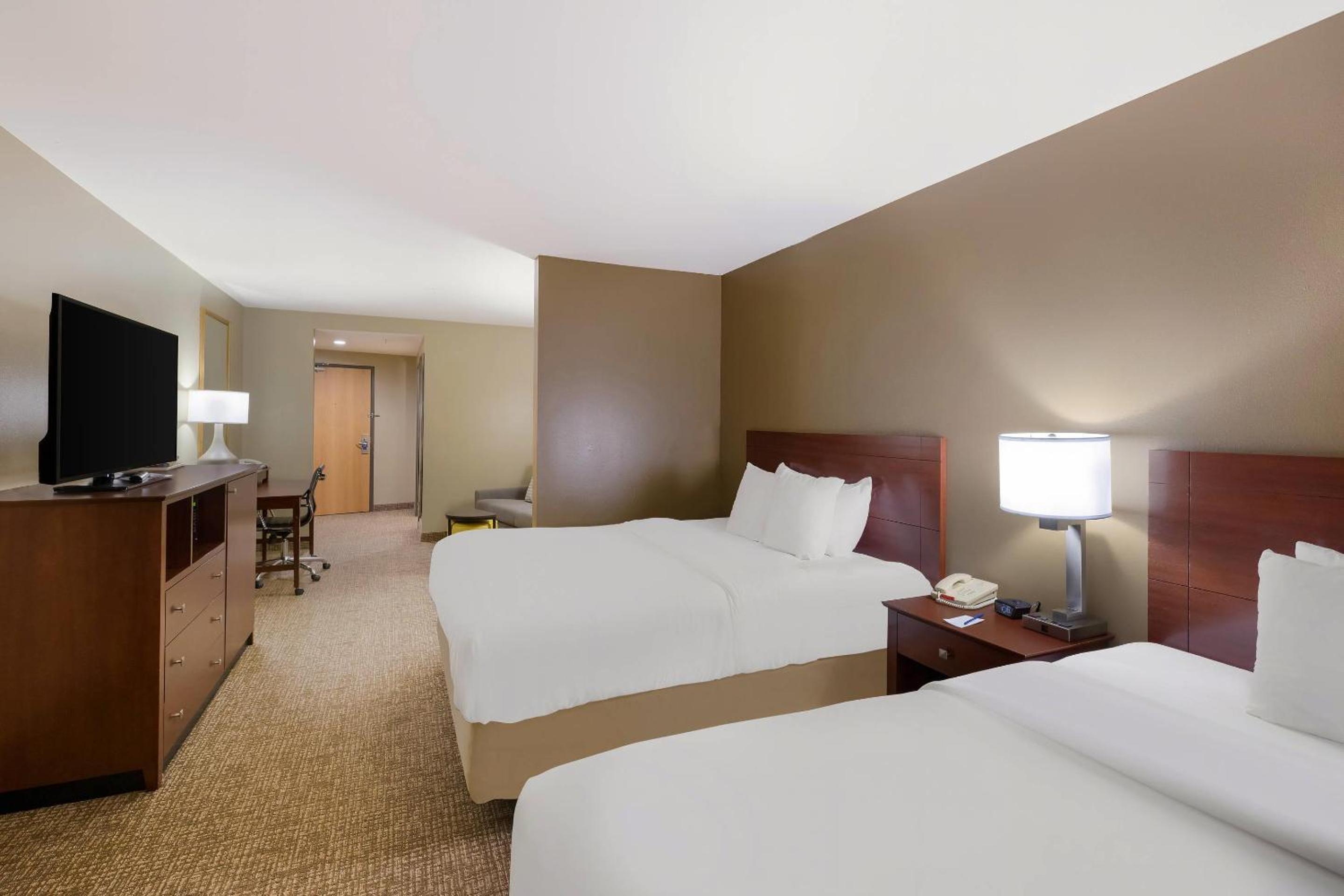 Queen Suite with Two Queen Beds photo 2