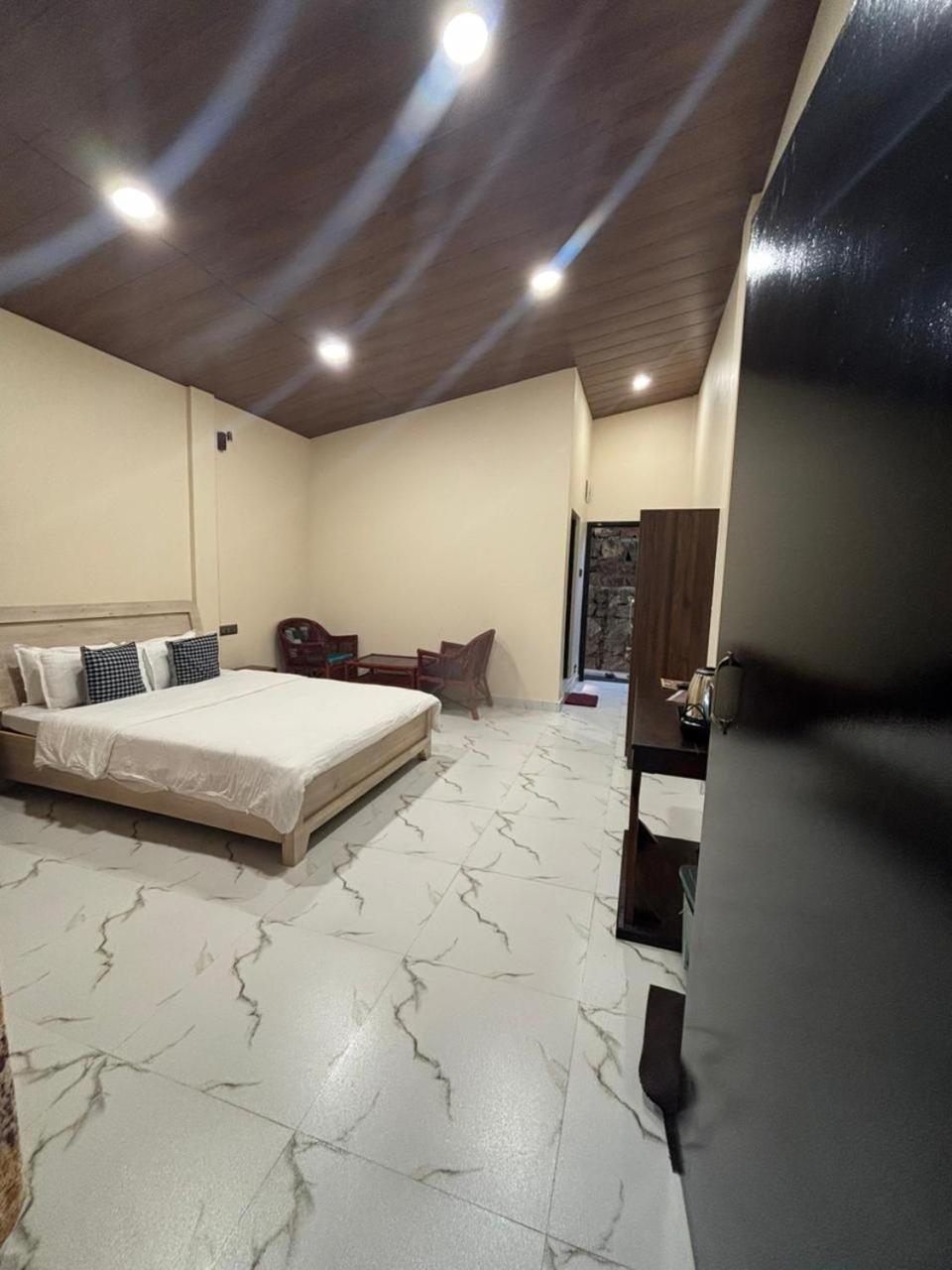 Queen Room with Balcony photo 2