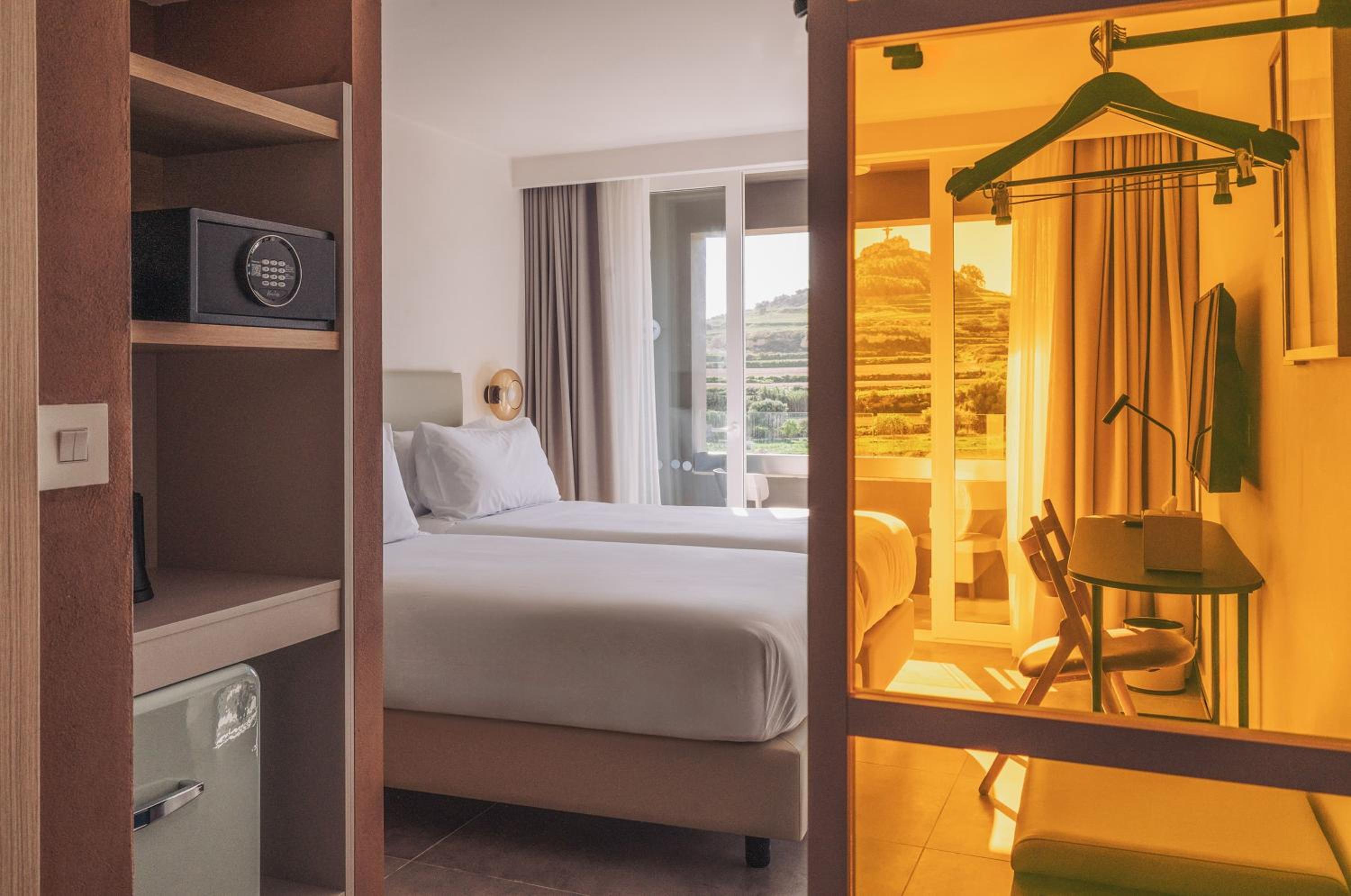 Standard Room with Balcony photo 2