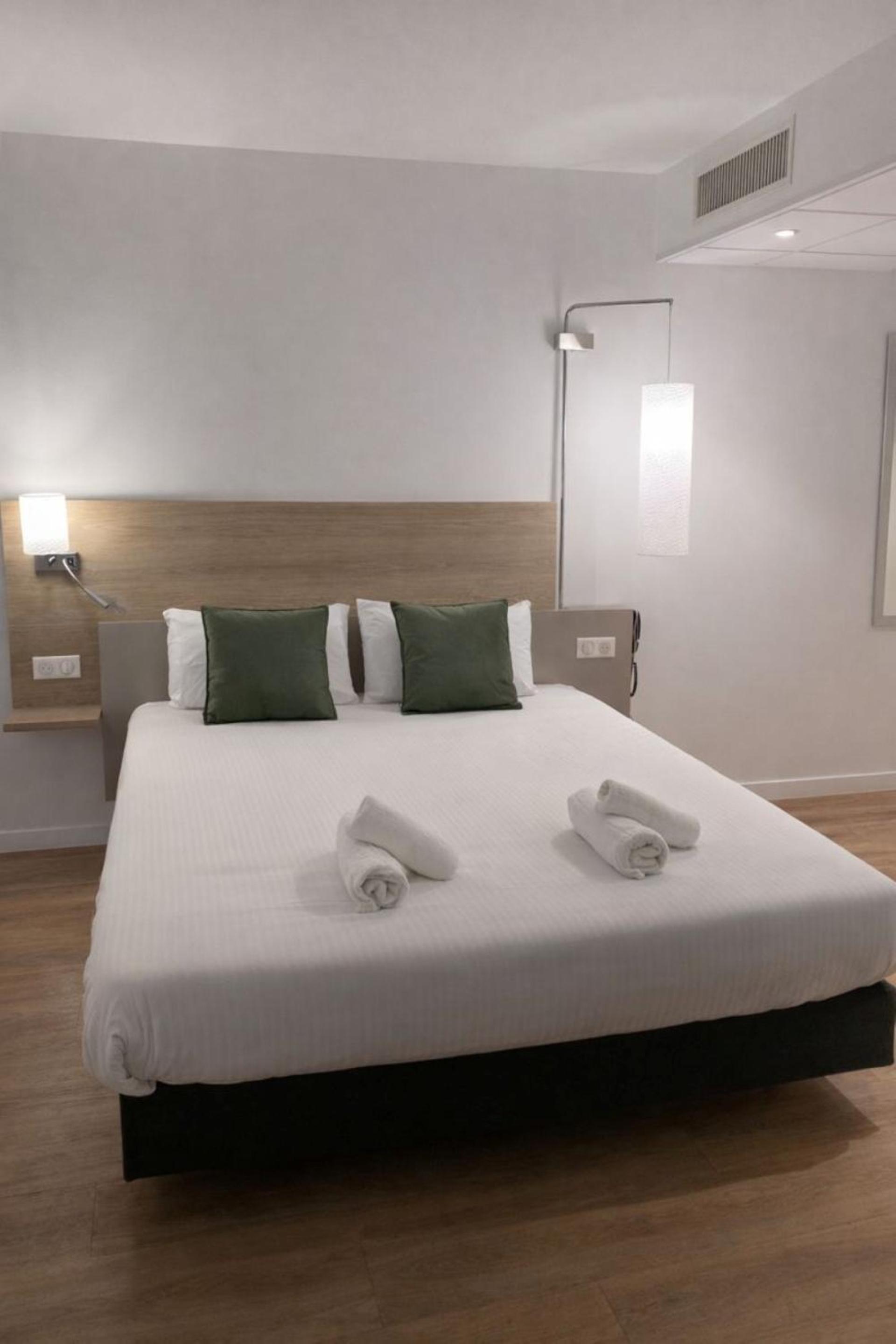 Large Comfort Queen Room - Non-Smoking - Photo 1