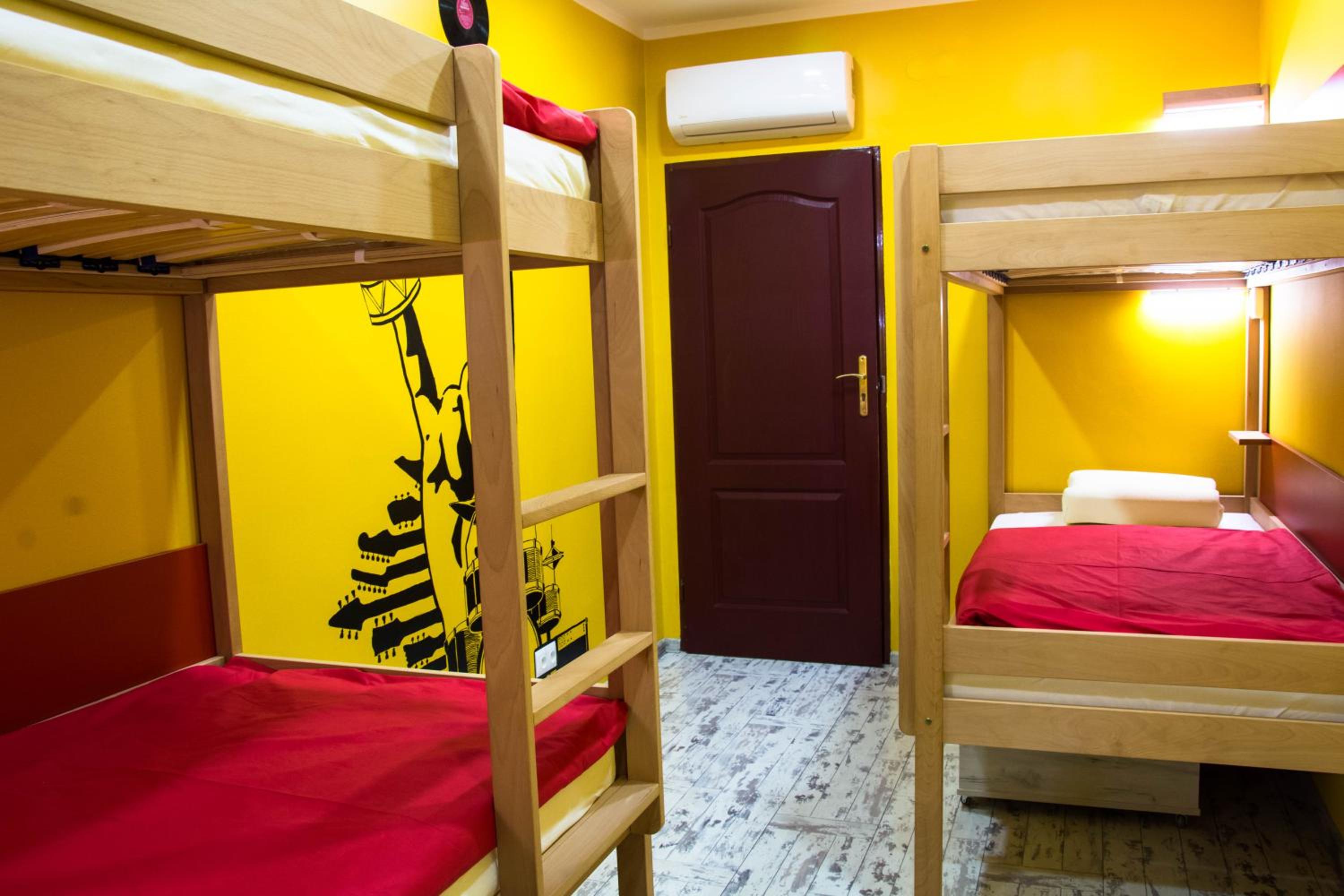 Single Bed in 4-Bed Mixed Dormitory Room photo 3