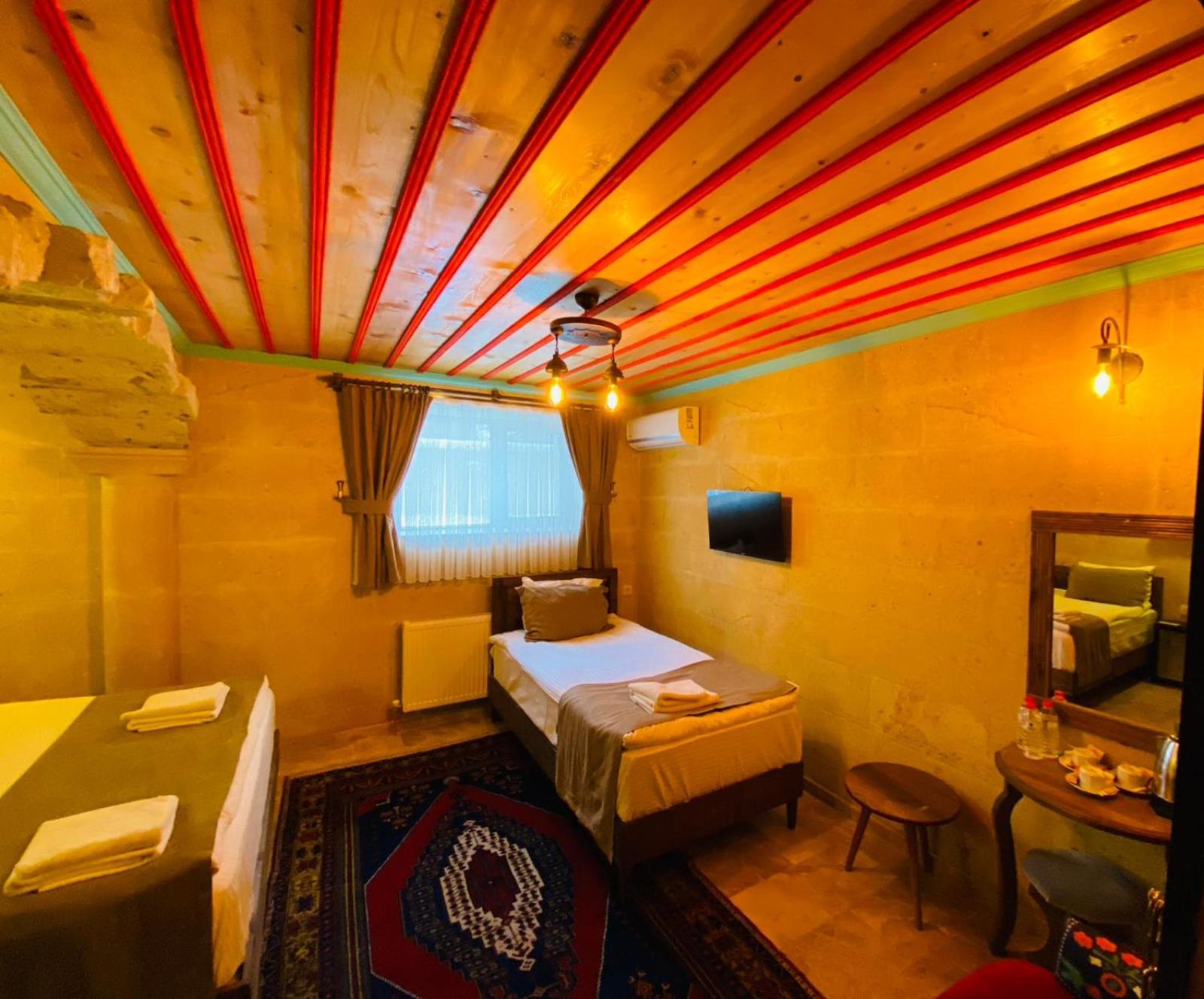 Economy Triple Room photo 2