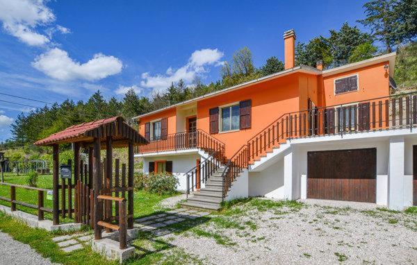 Three-Bedroom House photo 2