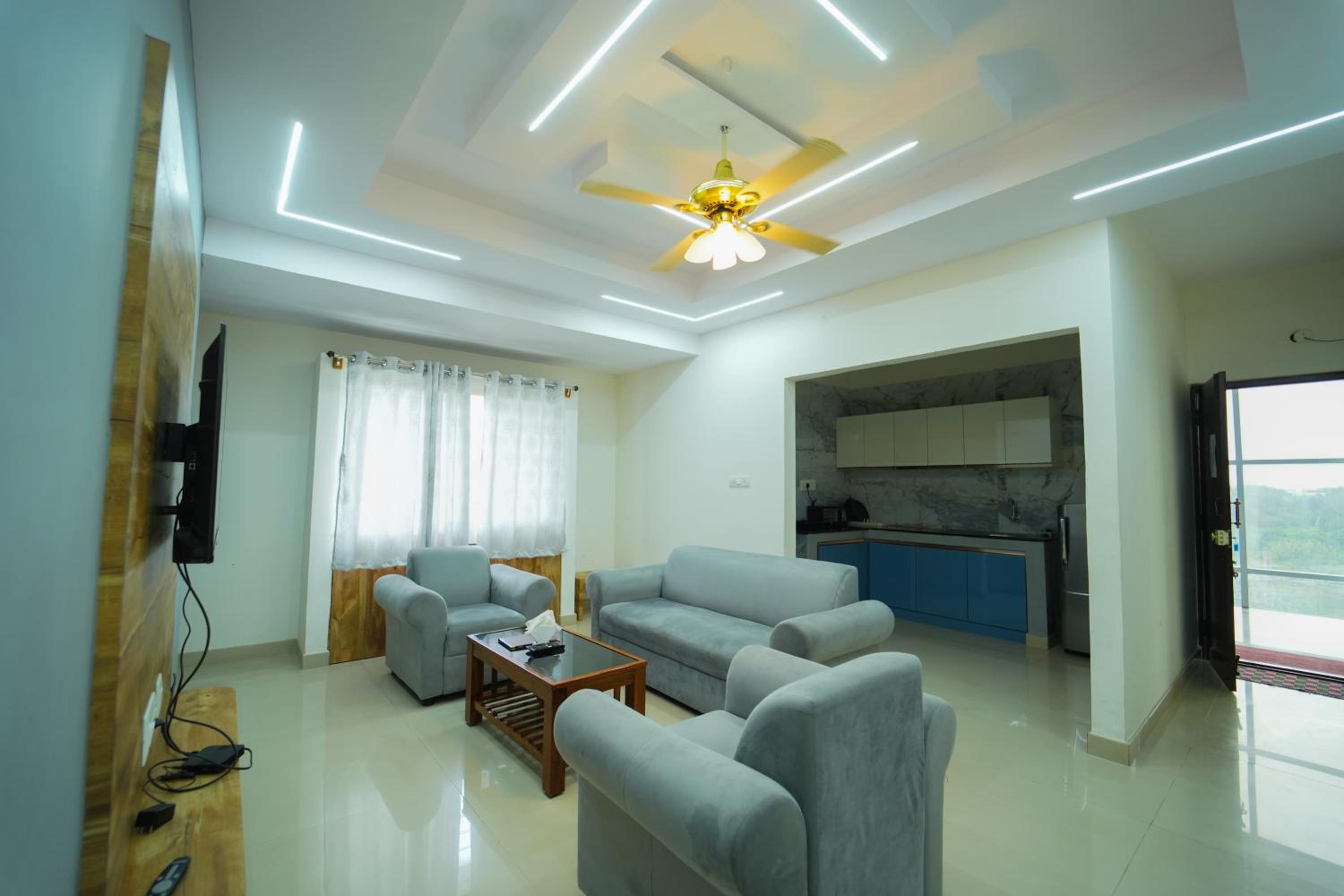 Apartment with Balcony photo 2