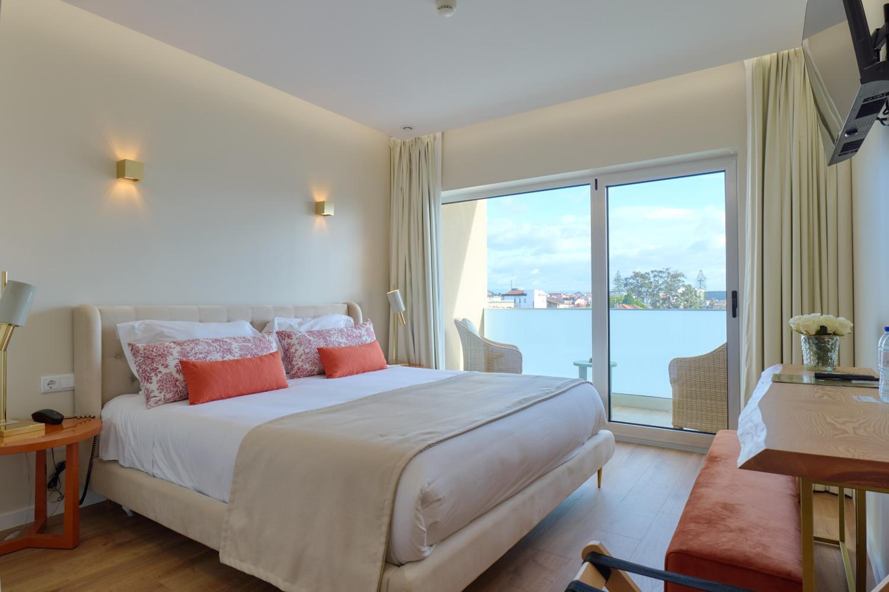 Deluxe Double Room with Balcony - Photo 9