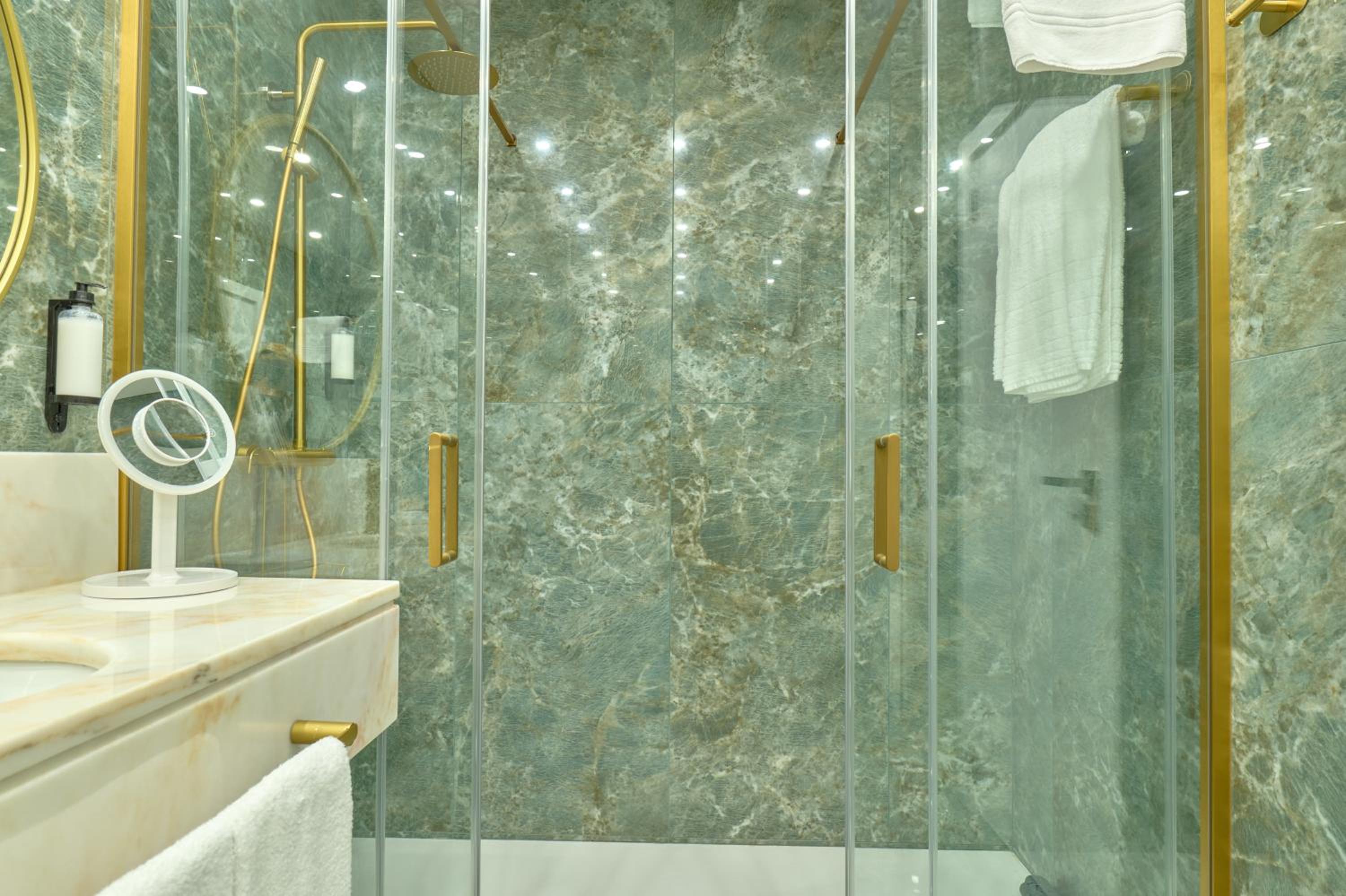 Deluxe Double Room with Balcony - Photo 5