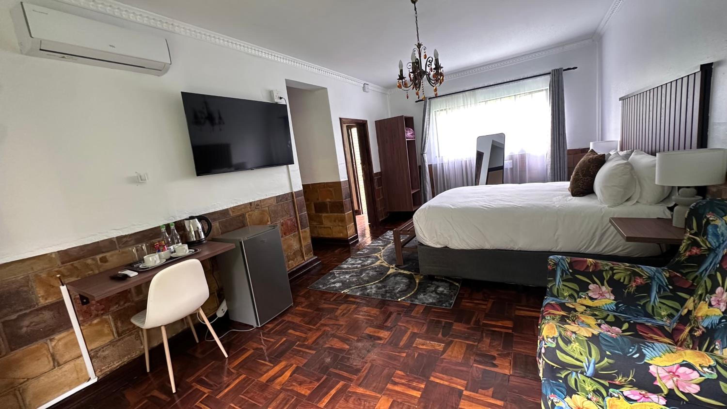Queen Suite with Pool View