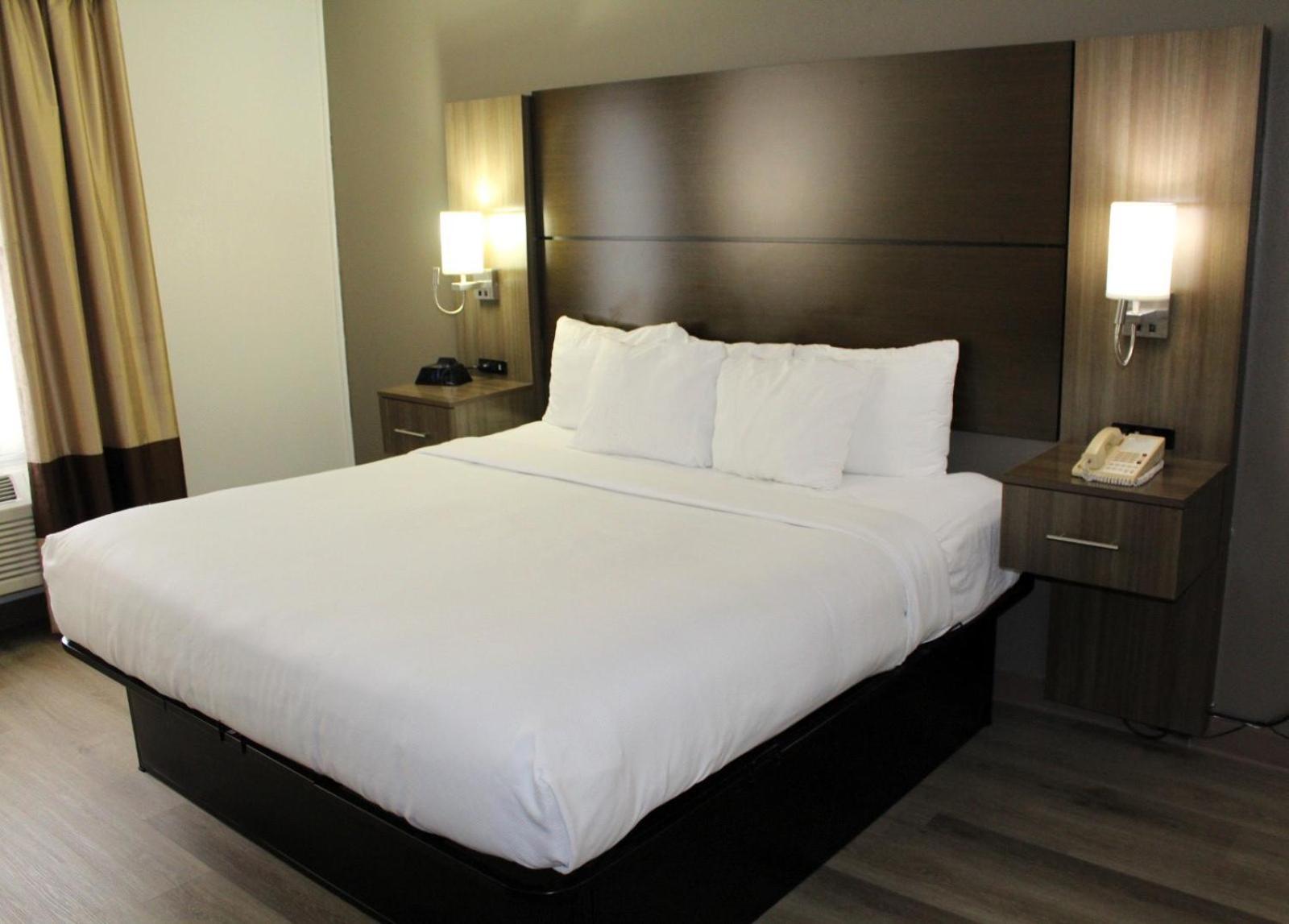 King Suite - Non-Smoking - Photo 3