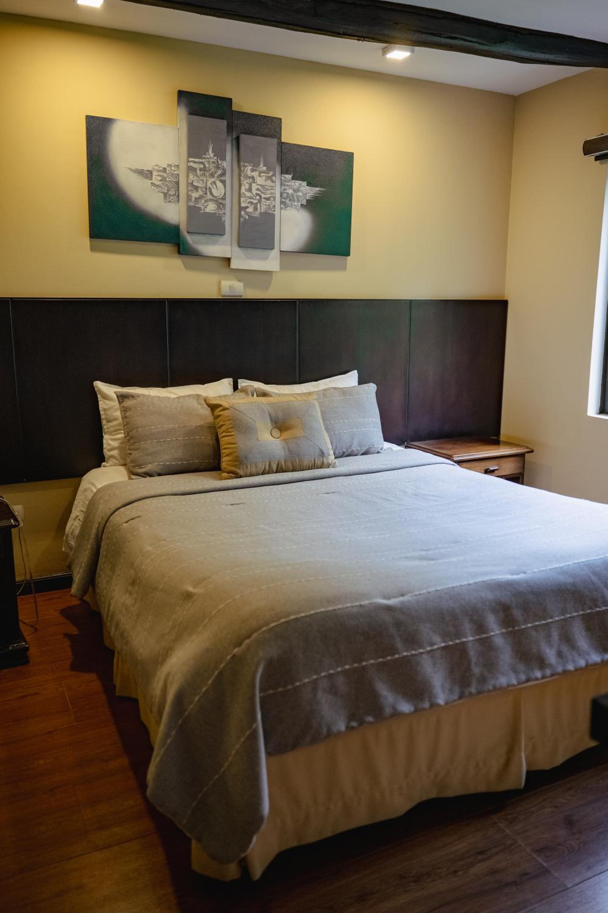 Queen Room photo 1