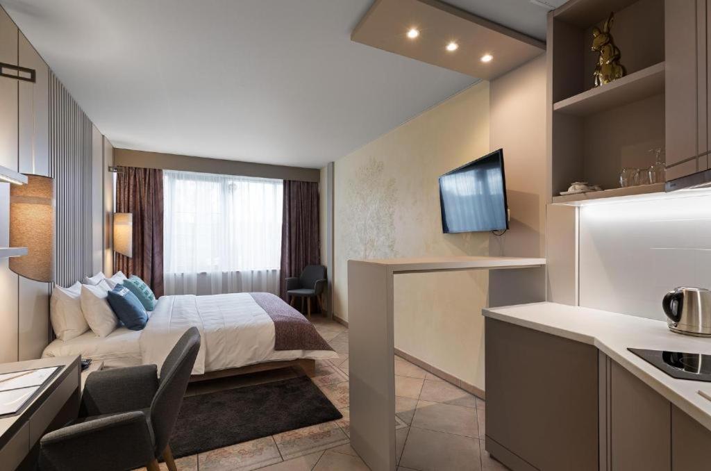 Standard King Room photo 2
