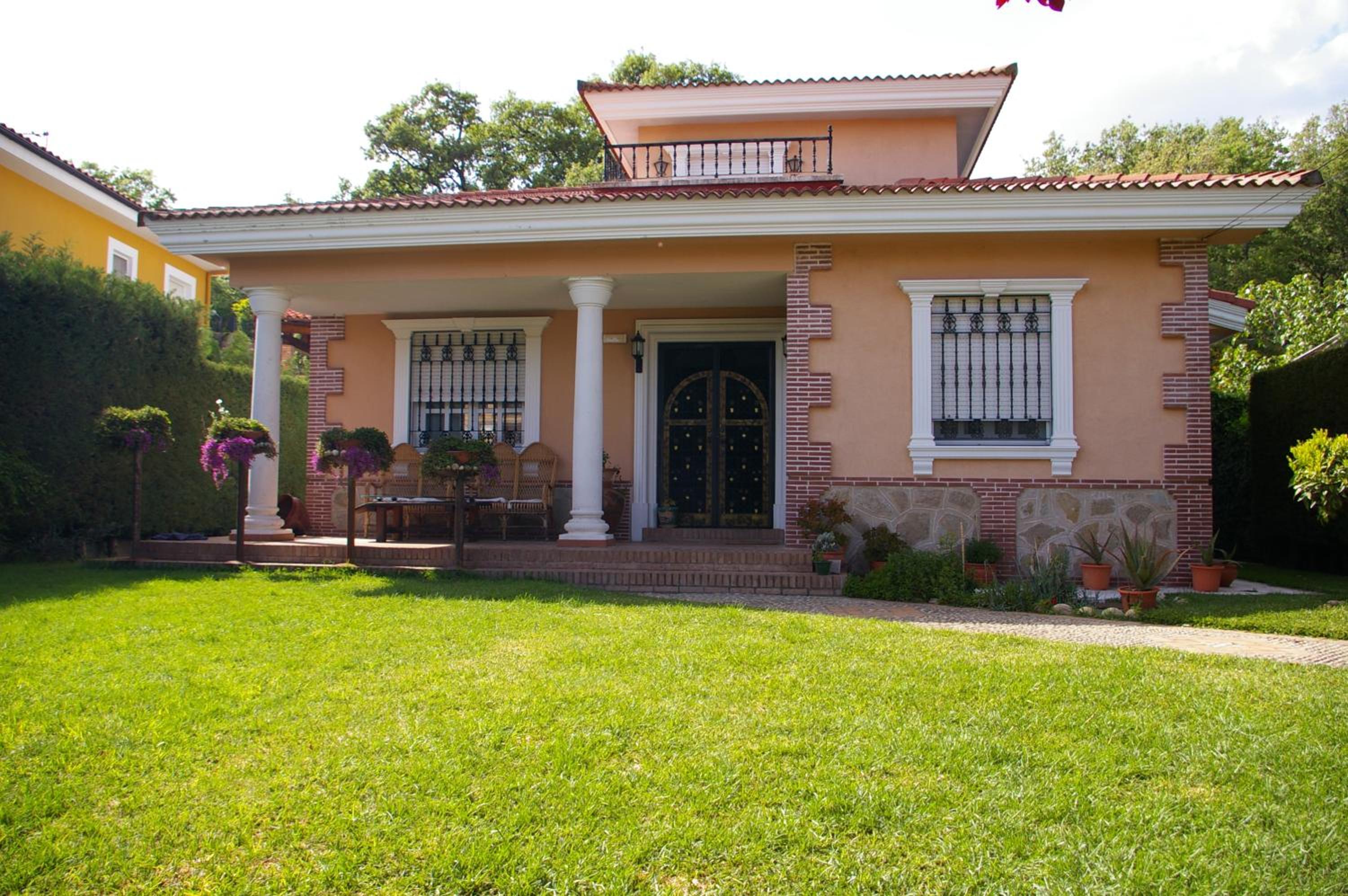 Six-Bedroom House photo 2