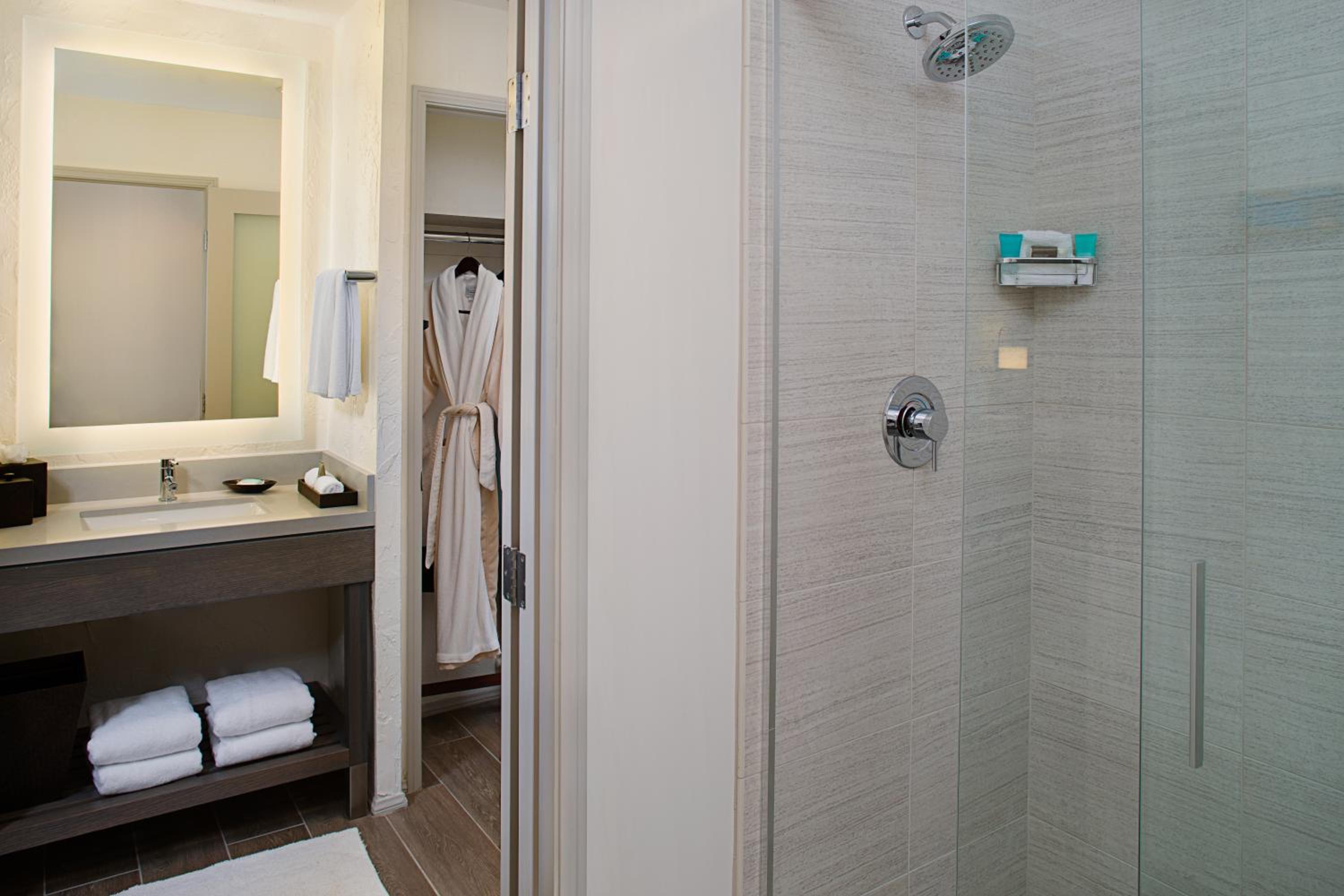 Standard King Room - Photo 5