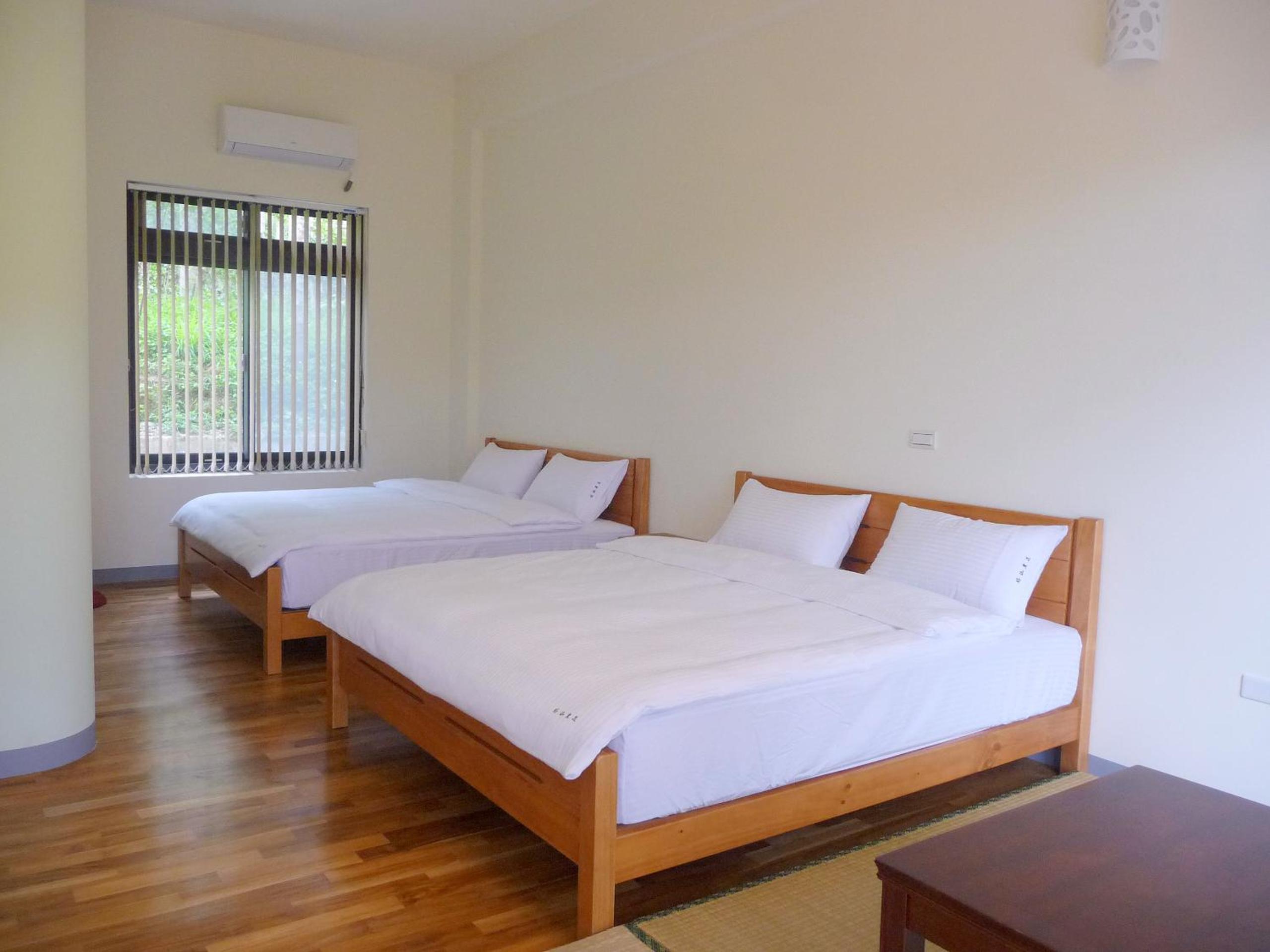 Queen Room with Two Queen Beds - Disability Access photo 3