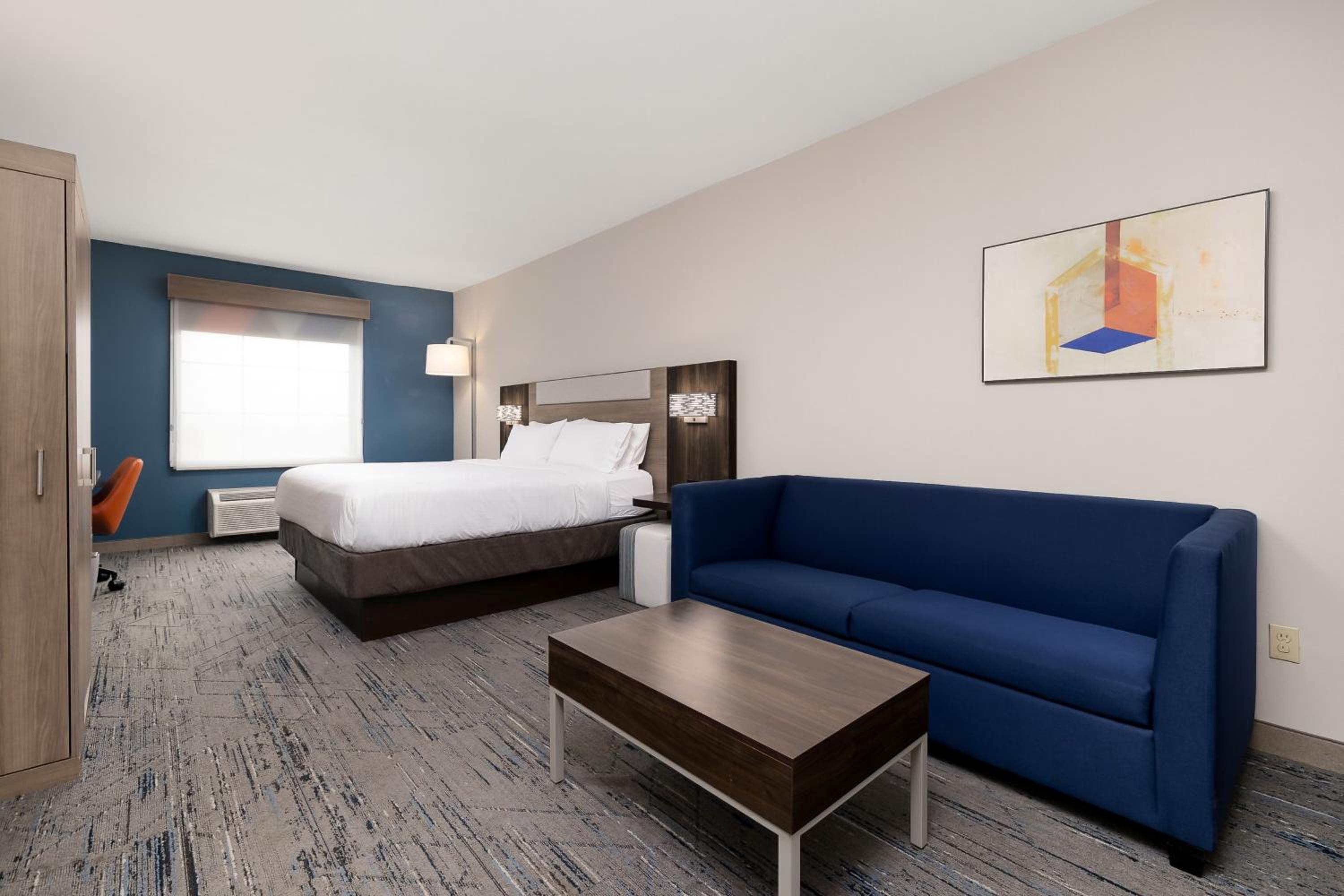 King Suite with Sofa Bed - Non-Smoking - Photo 2