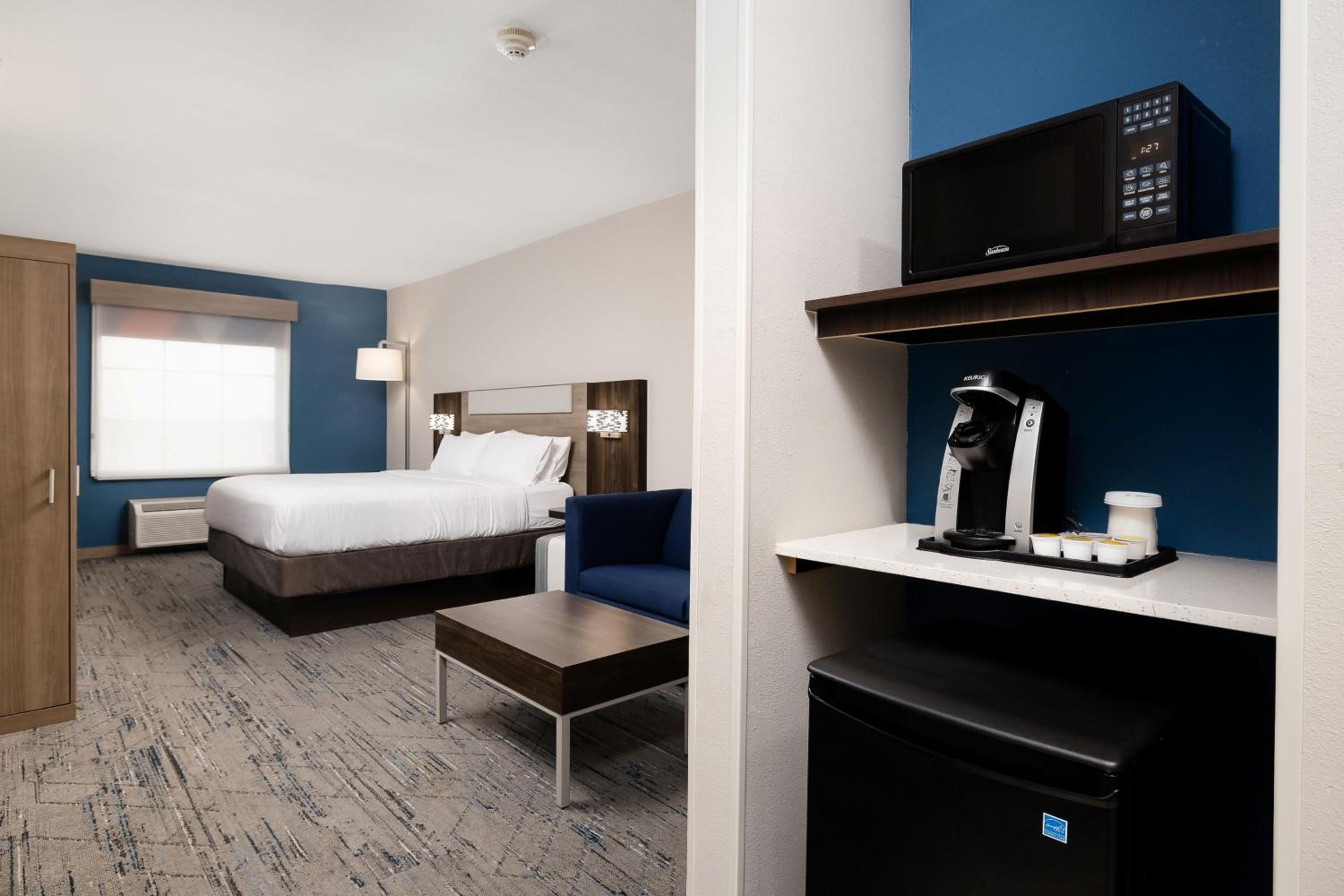 King Suite with Sofa Bed - Non-Smoking - Photo 3