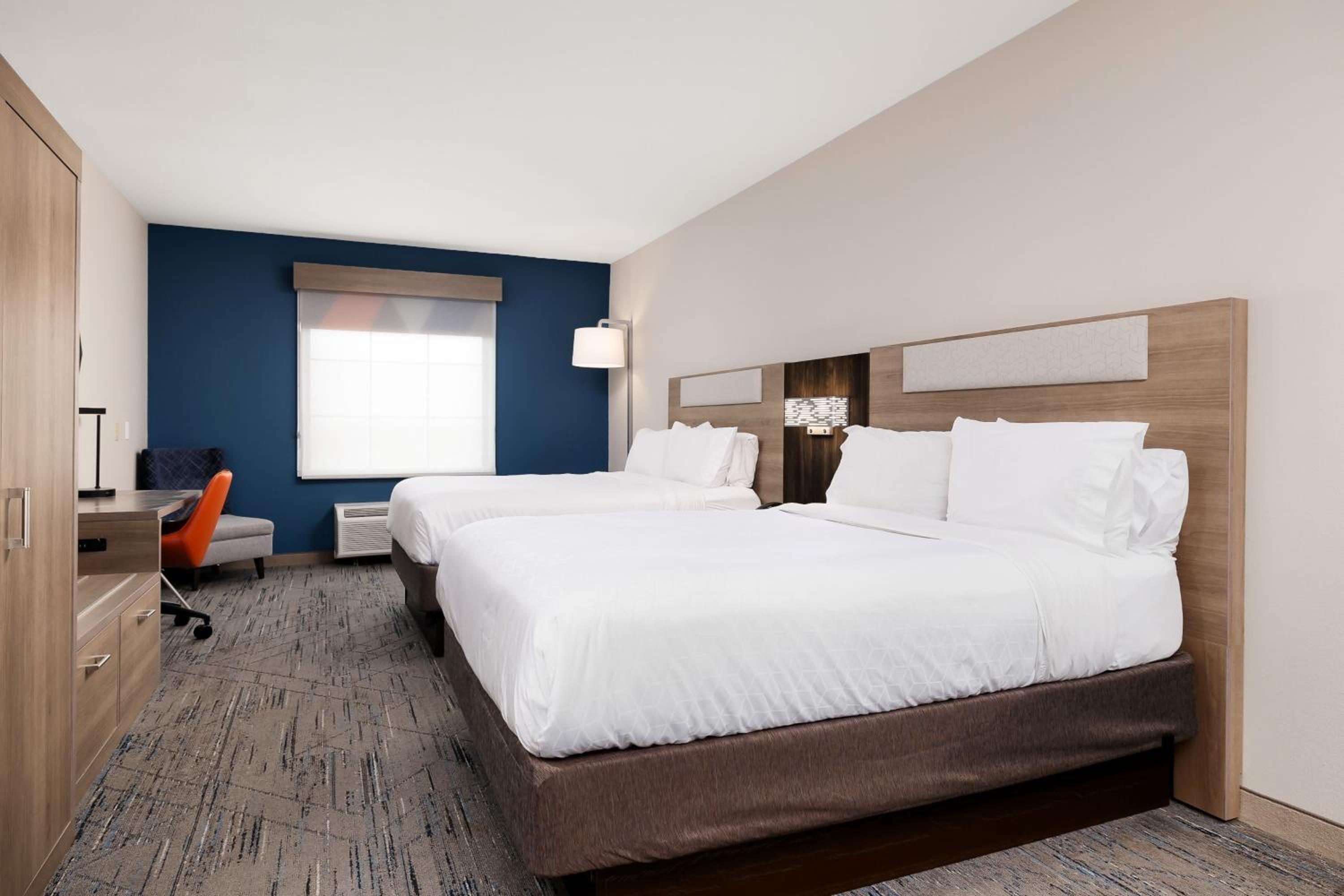 Standard Queen Room with Two Queen Beds - Photo 2
