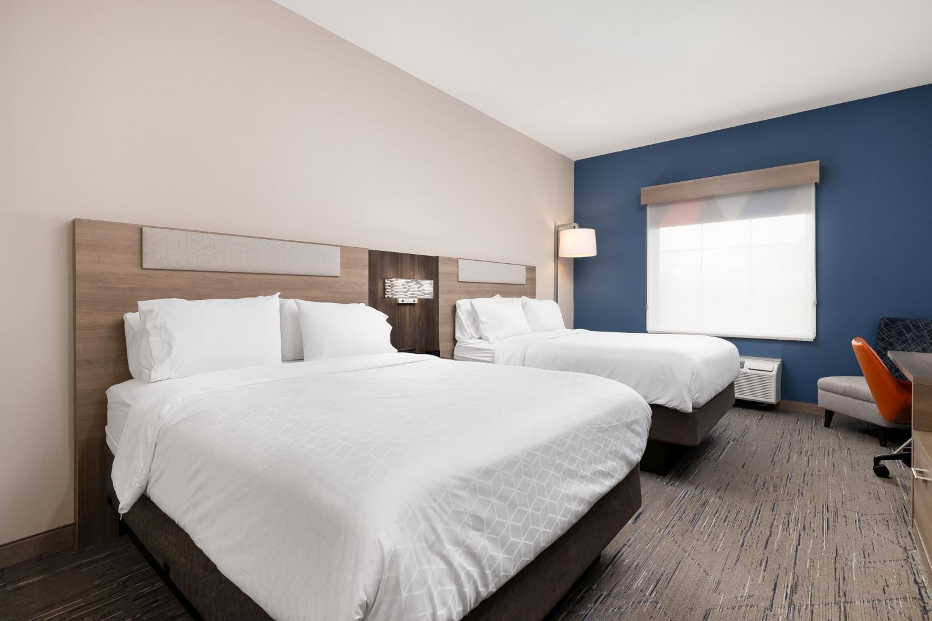 Standard Queen Room with Two Queen Beds - Photo 3