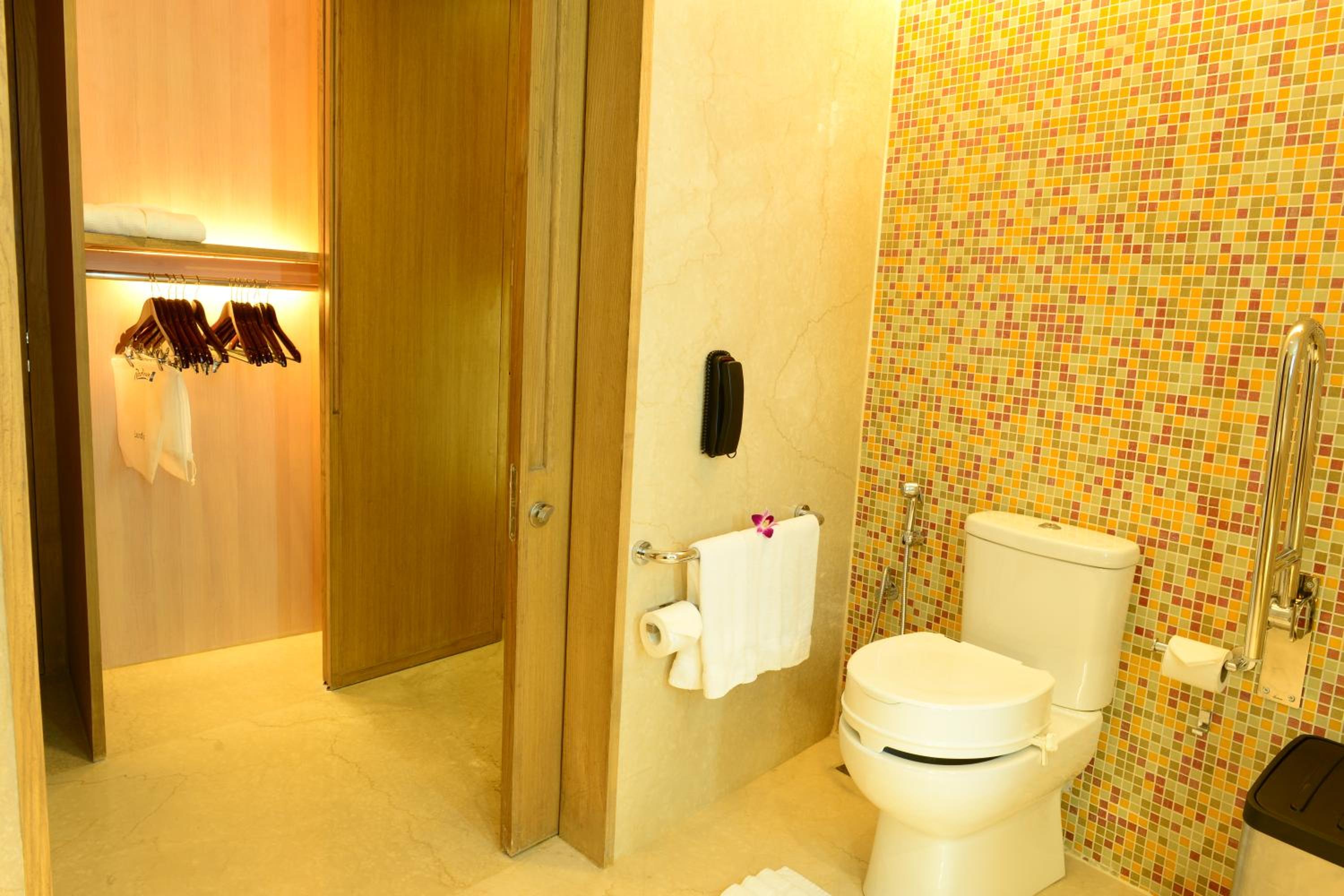 Deluxe Room with King Bed with 20% off on Laundry Services and 15% off on Food & Soft Beverages photo 3