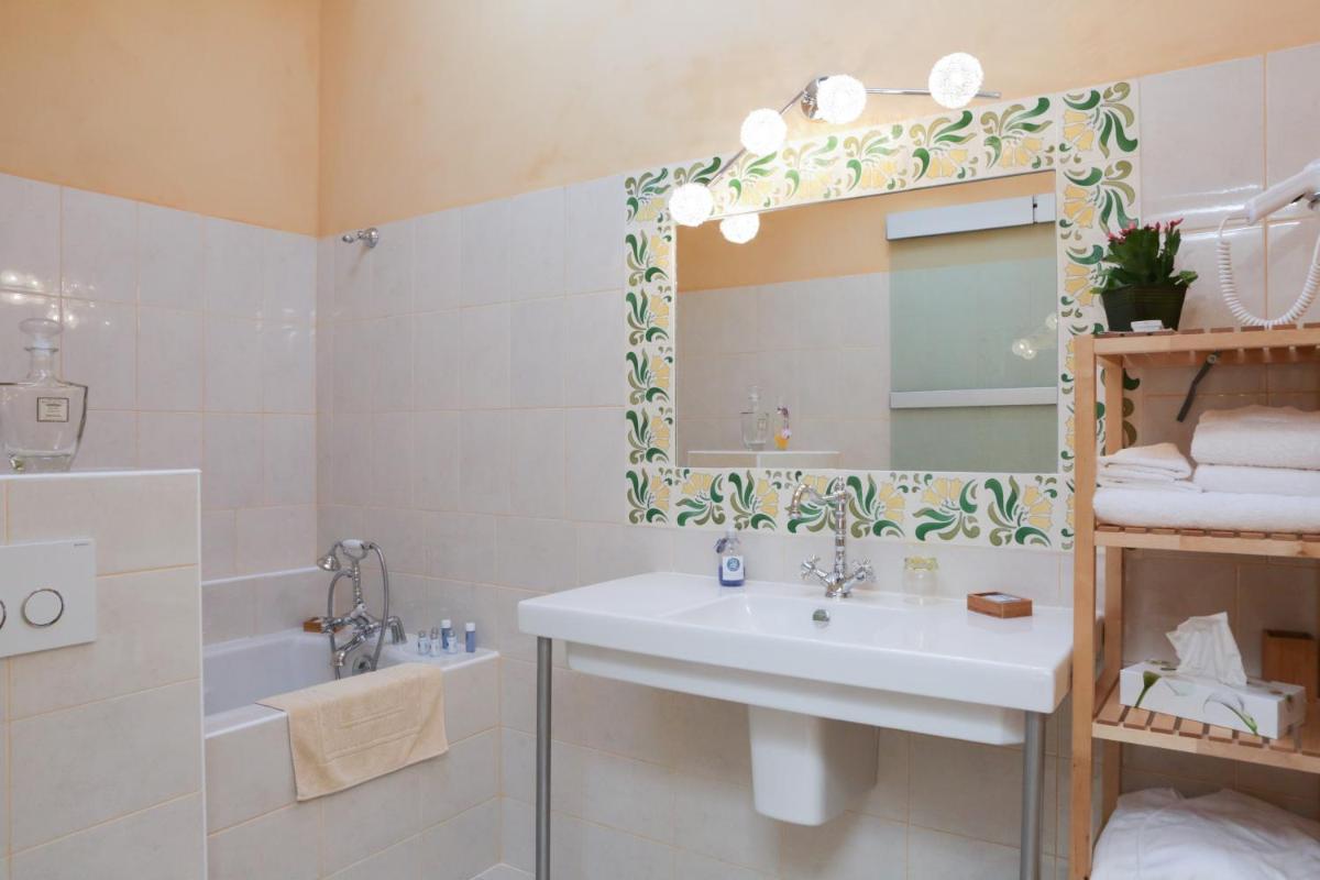 Double Room with Private Bathroom photo 3