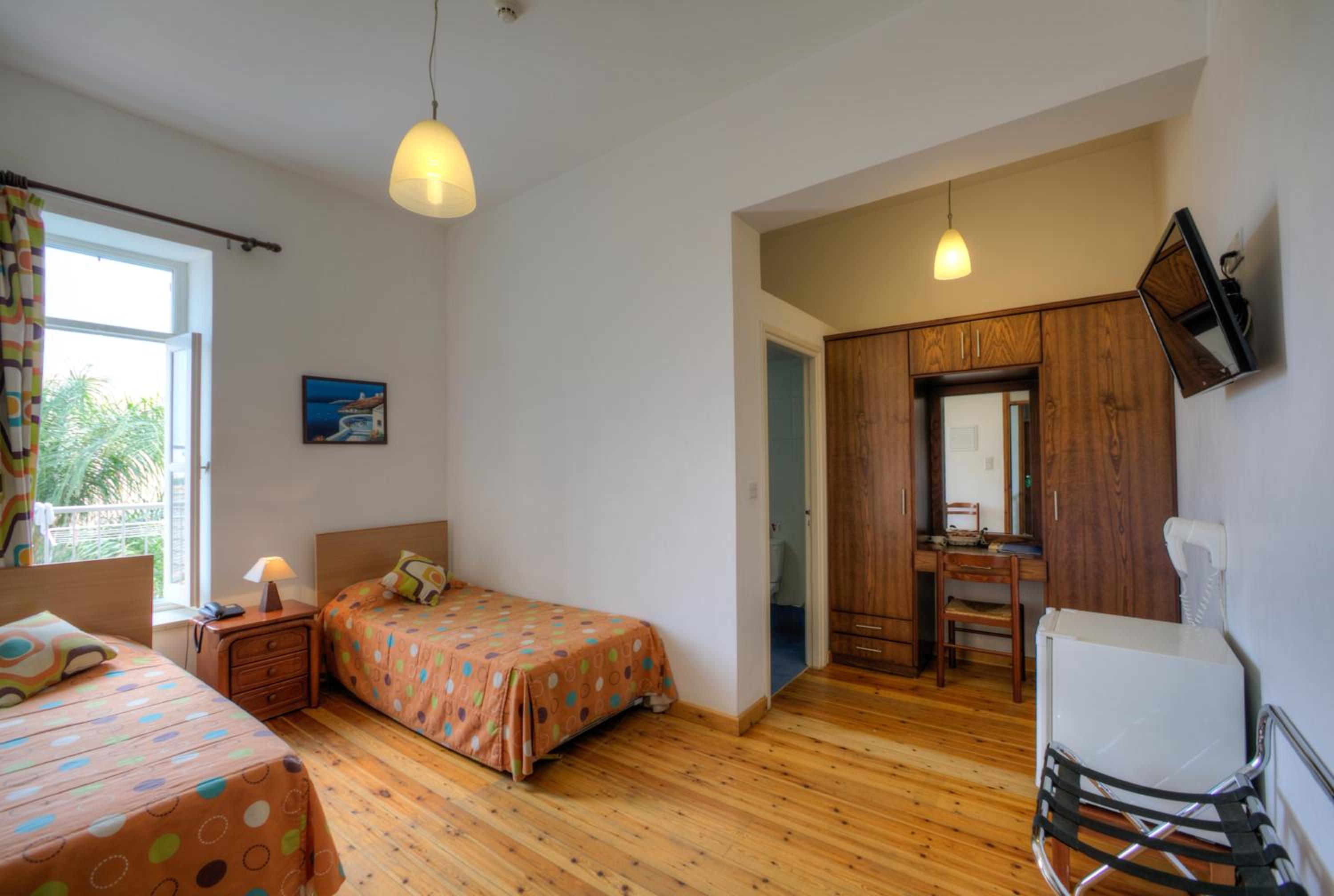 Superior Double or Twin Room with City View - Photo 3
