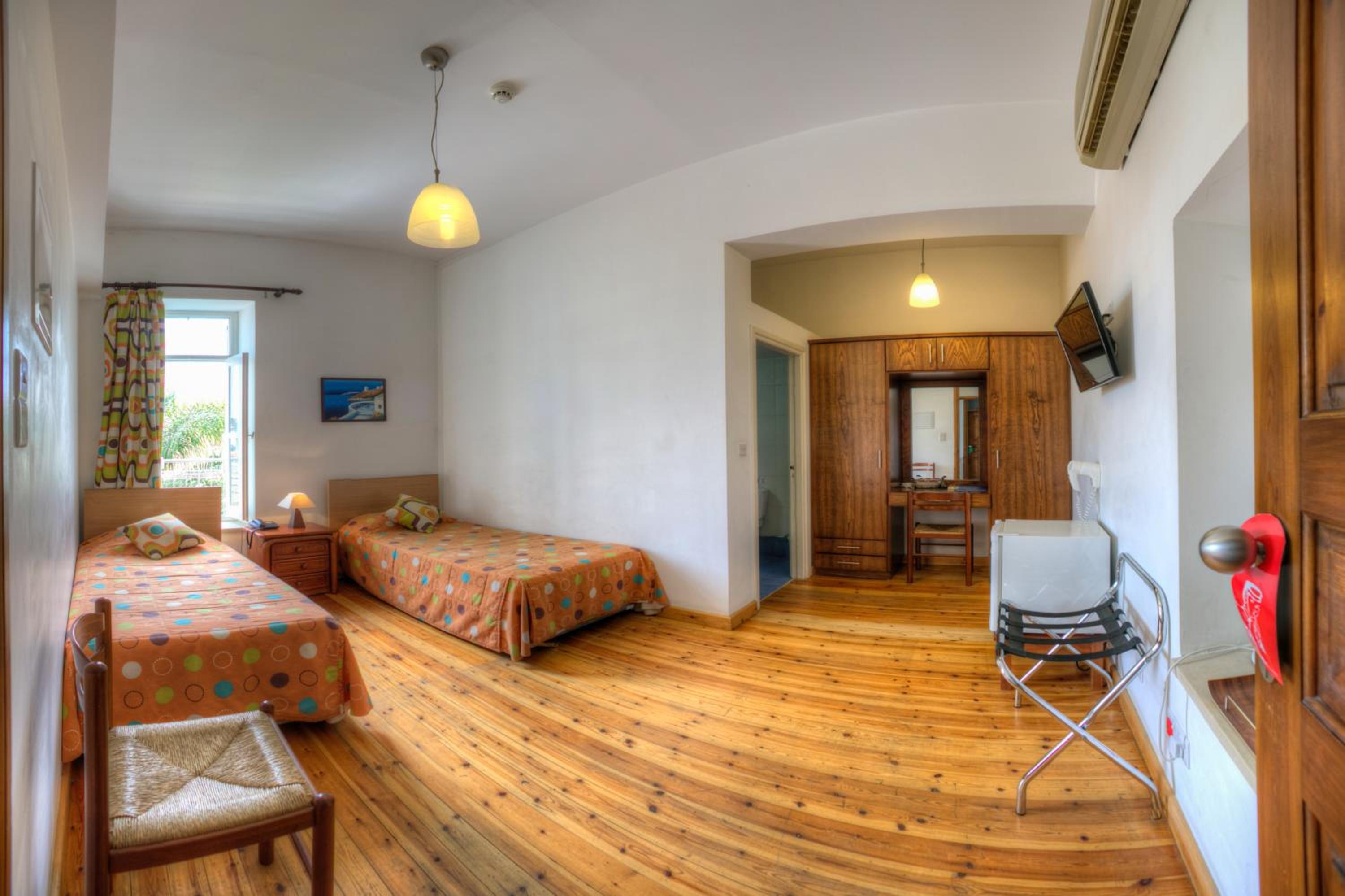 Superior Double or Twin Room with City View - Photo 5