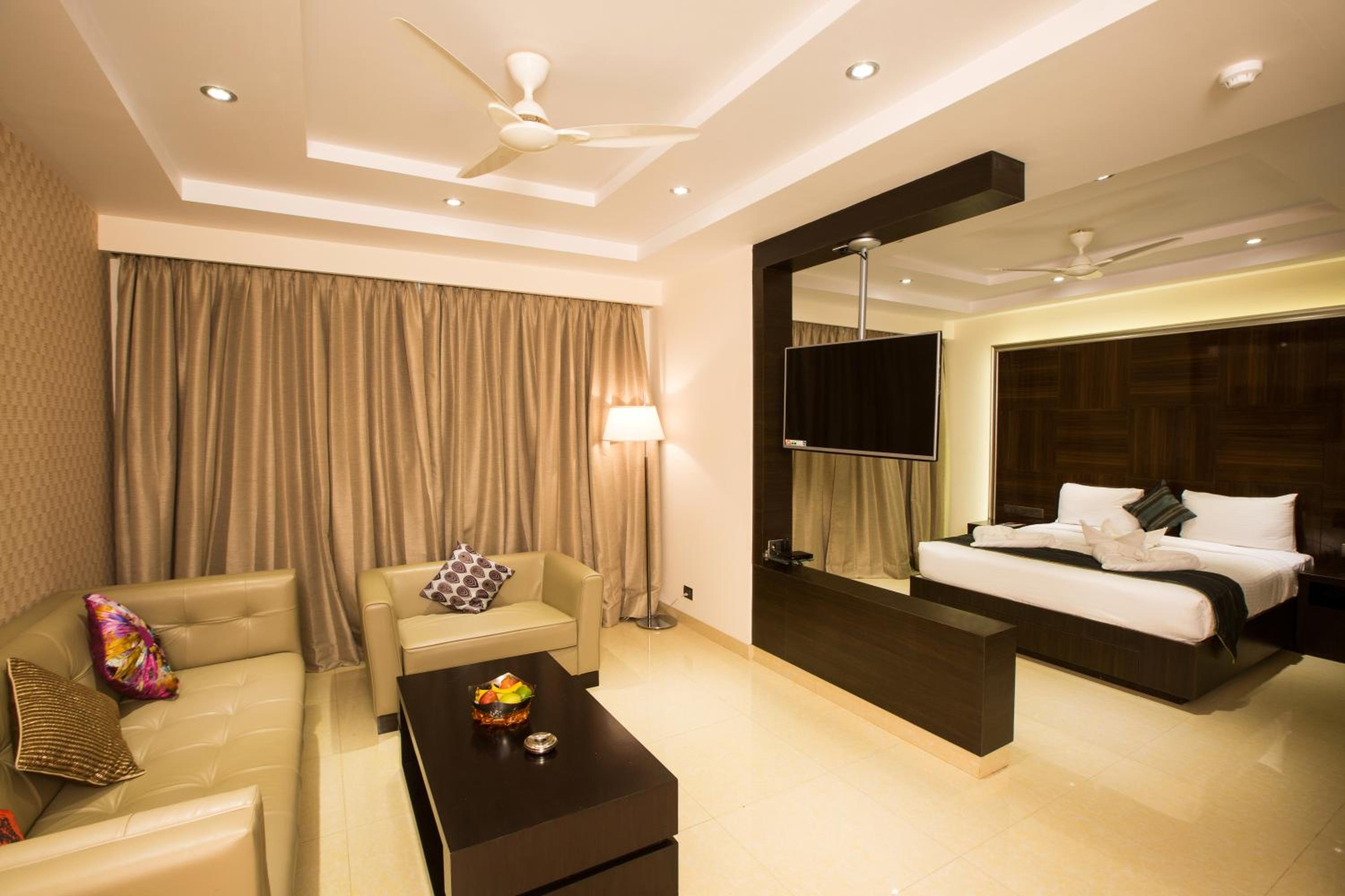 Suite Room with Bathtub photo 2